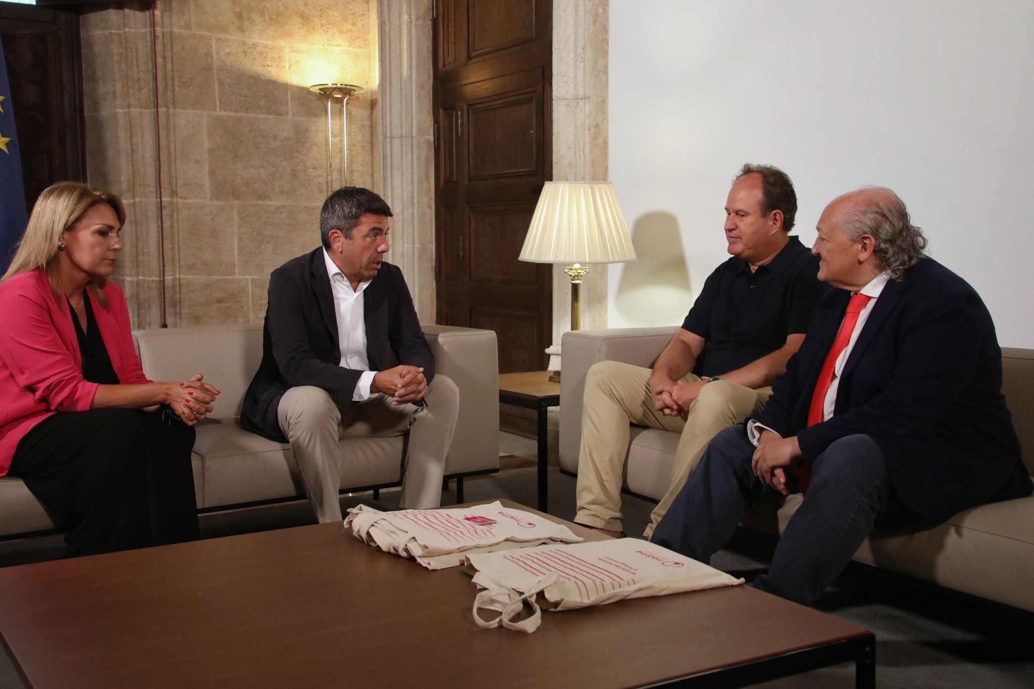 Carlos Mazón rebent al president de la Fundación Madrina, Conrado Jiménez, a la dreta de la foto