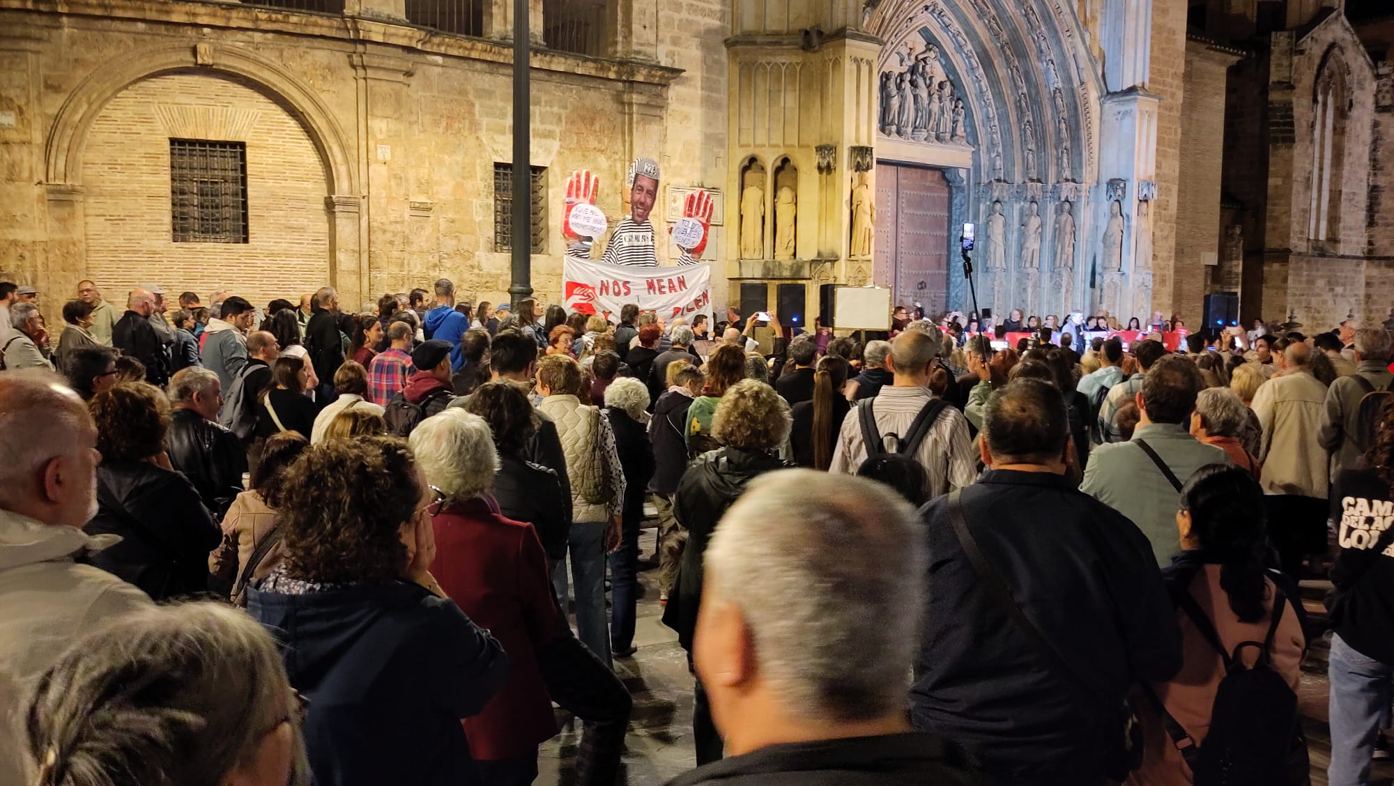 Centenars de persones s'han concentrat a València per celebrar la dimissió de Mazón 