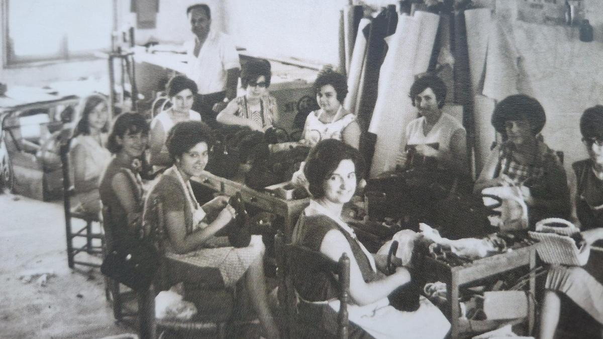 Dones treballant en un taller de marroquineria en una de les imatges de l'estudi