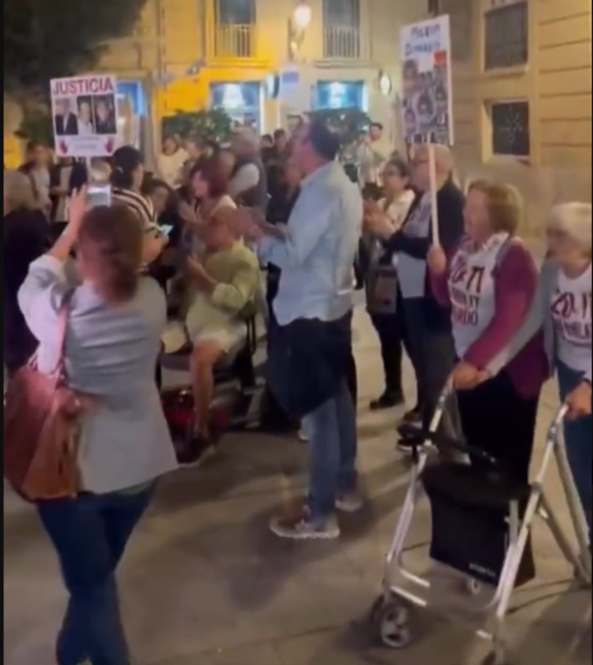 Protesta per la dimissió de Mazón a les portes de la Generalitat