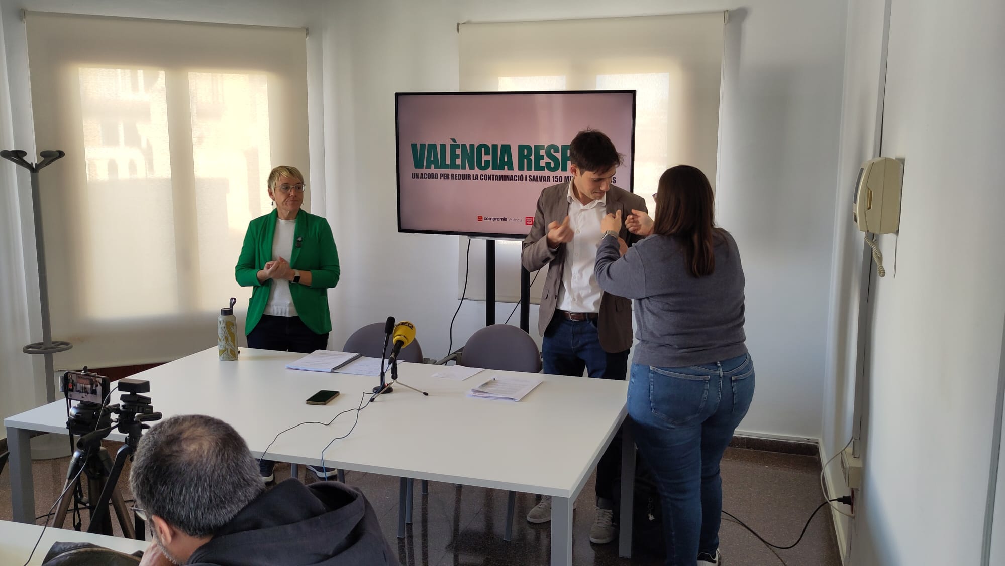 Papi Robles i Borja Sanjuan preparant-se per a la roda de premsa amb la proposta de ZBE