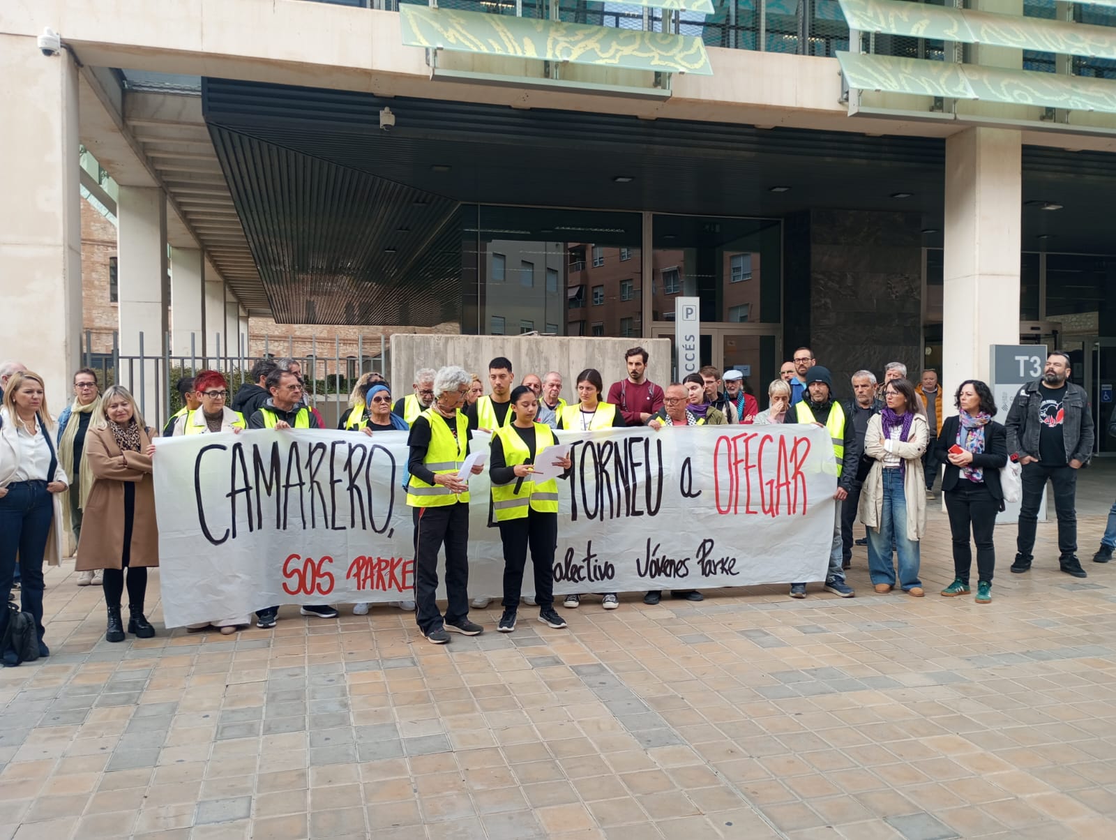 Una concentració davant la conselleria de Serveis Socials ha reclamat el pagament del deute amb el Col·lectiu de Joves del Park Alkosa