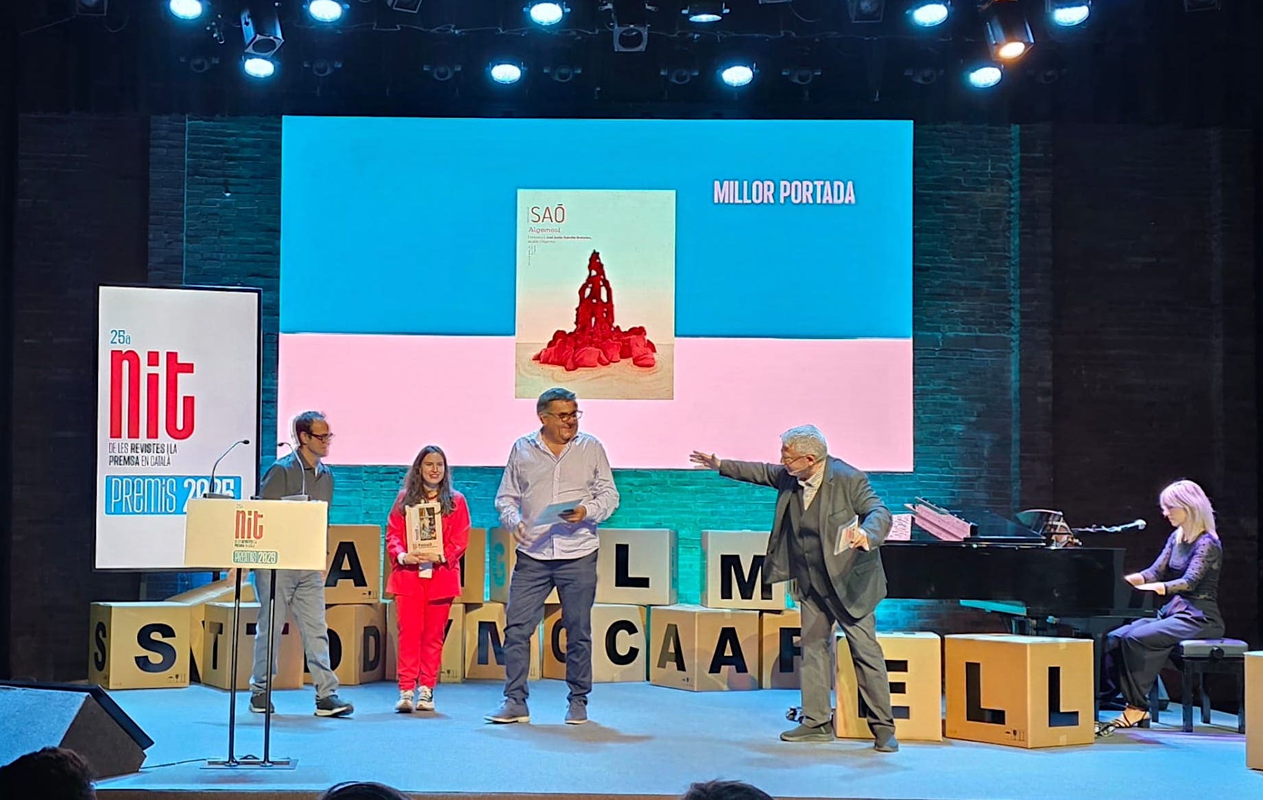 Vicent Boscà, director de Saó, rep el Premi a la Millor Portada de Revista de l'APPEC 2025