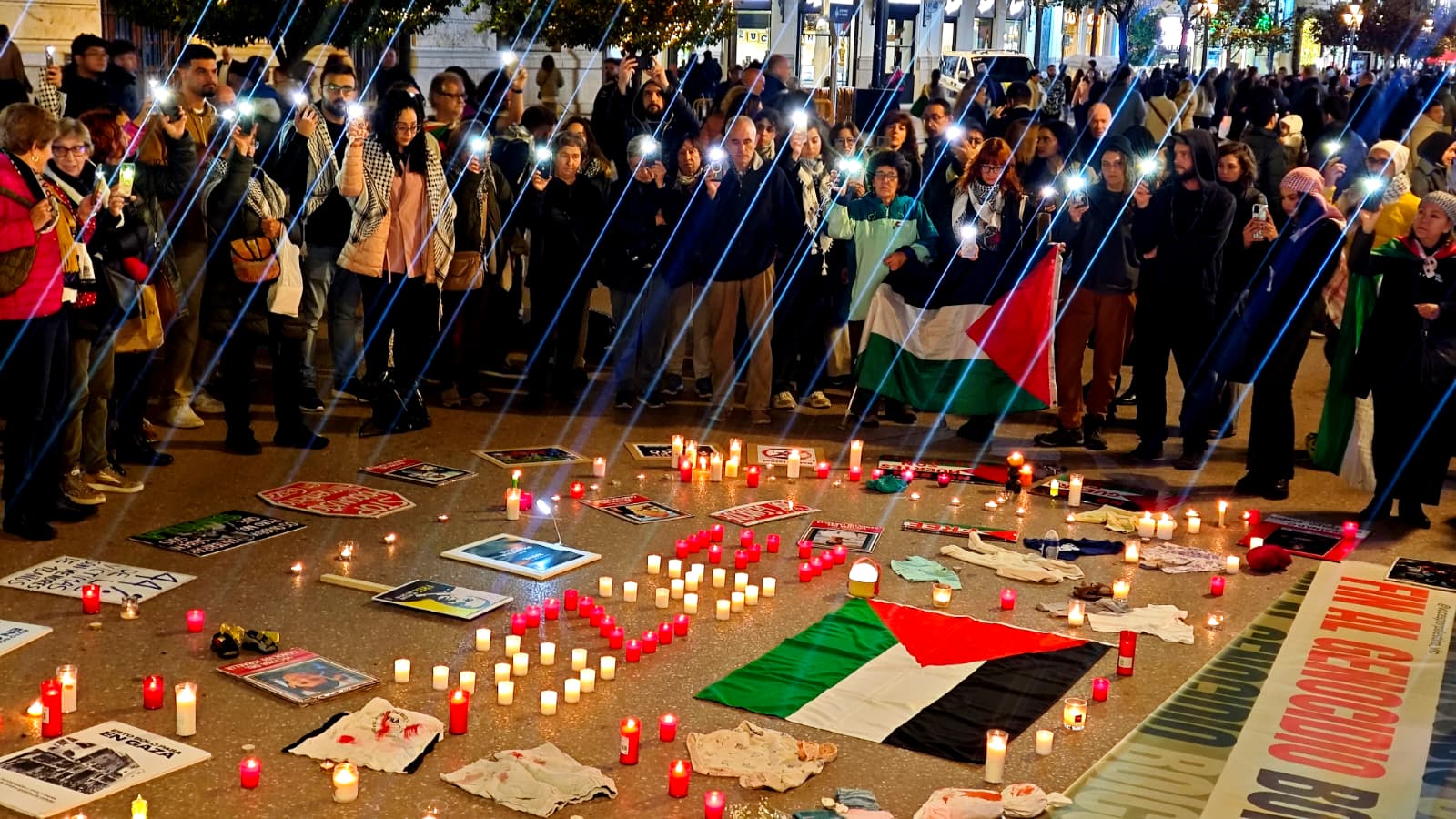 Reunió solemne durant l'homenatge. Veus per palestina.