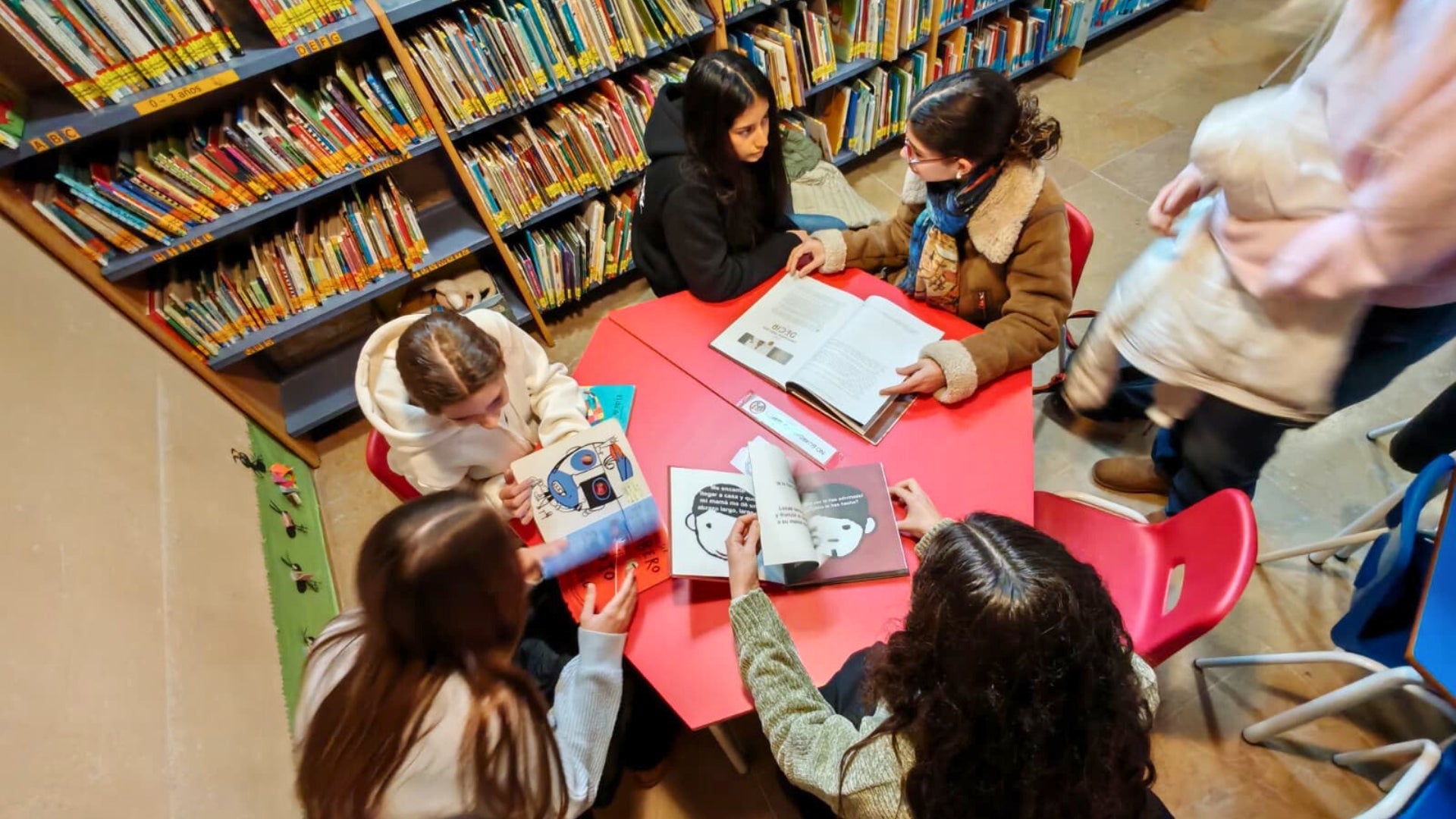 L'alumnat descobreix a través de la lectura alternatives al mòbil. Visita a la biblioteca de marxalenes. GVA.