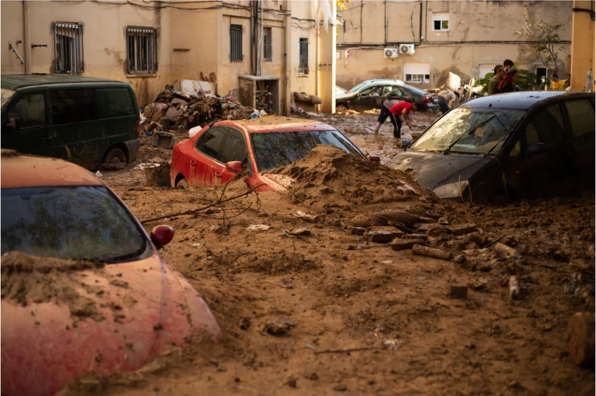 Una imatge dels carrers del Raval d'Algemesí i els efectes del DANA |  Mathias Rodríguez | El Món