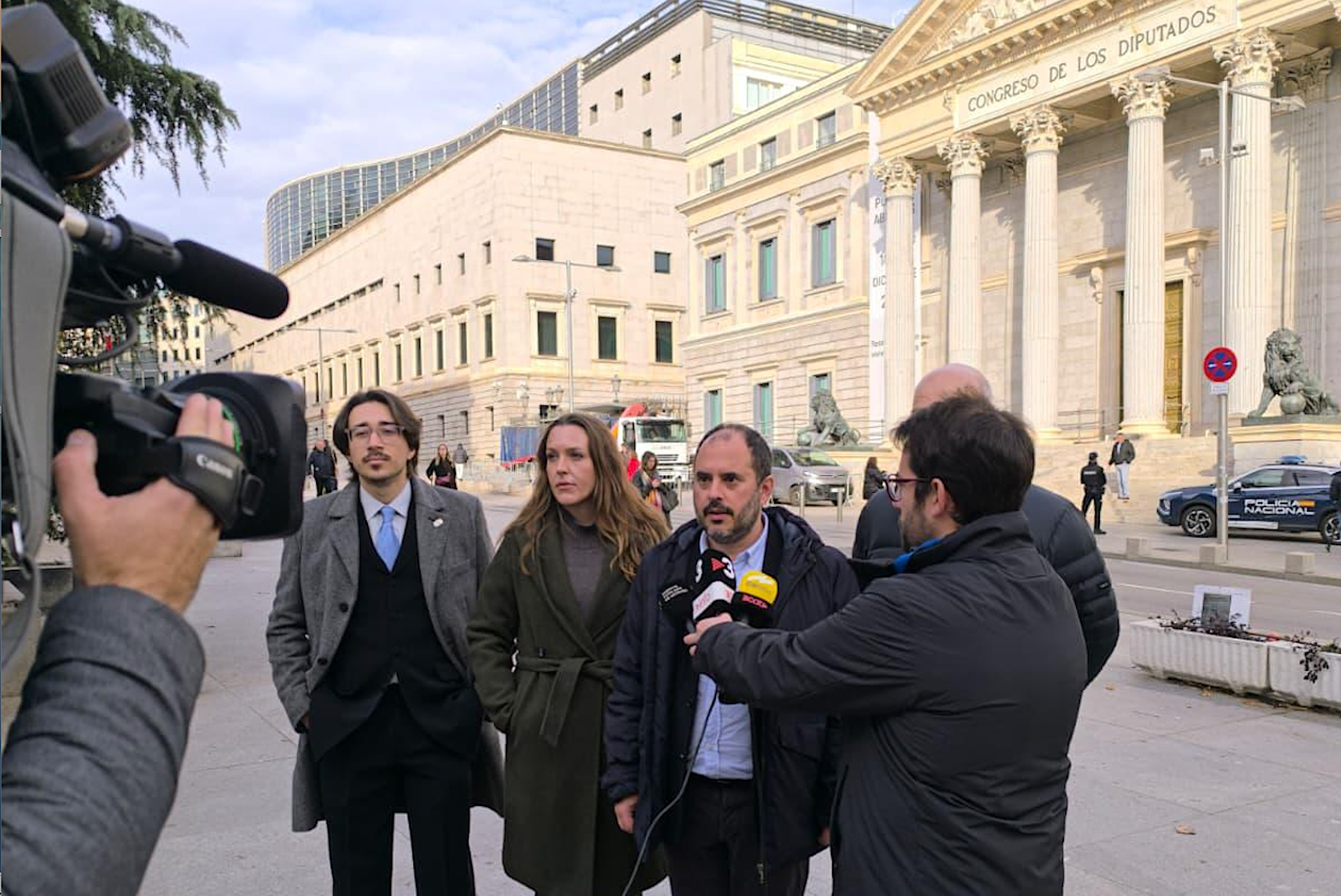 Representants de diverses entitats, entre les quals Escola Valenciana, reclamen al Congrés una llei estatal que blinde els drets lingüístics