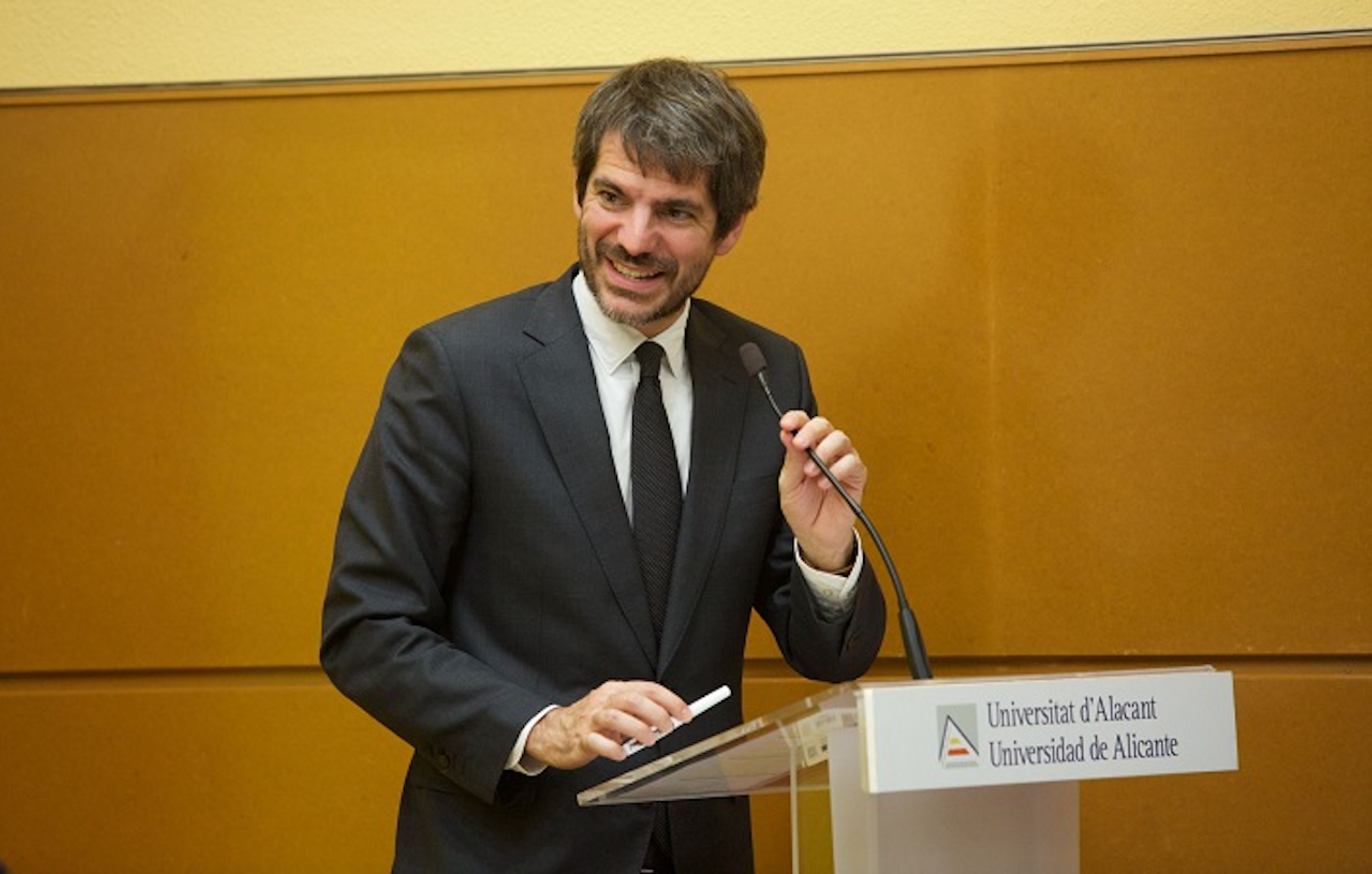 El ministre de Cultura espanyol, Ernest Urtasun, dissertant sobre el tema 'El plurilingüisme com a acte de llibertat', a la Seu Ciutat d'Alacant de la UA | Taller d'Imatge UA