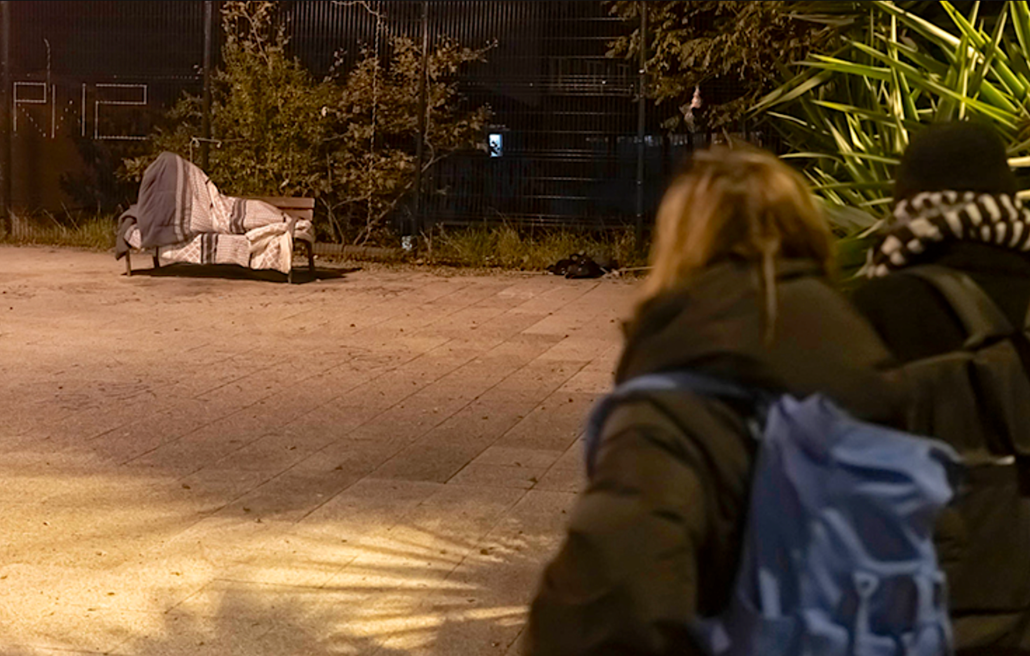 Una persona dormint al carrer | Fundació Arrels