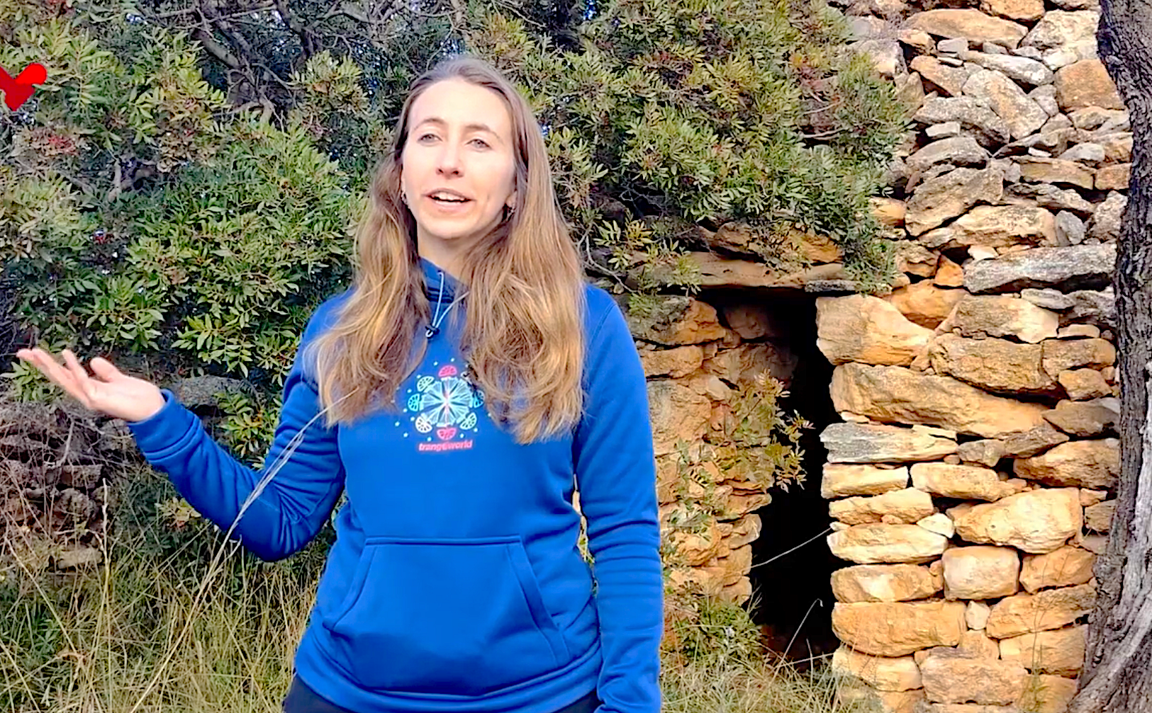 L'educadora ambiental municipal de Xest, Sandra Fraile, dona a conéixer el patrimoni de pedra seca del municipi