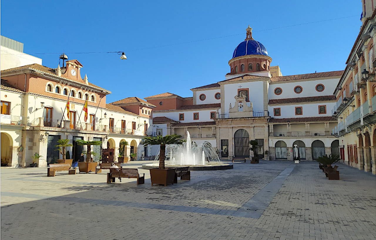 Punt de partida del viatge al Tíbet. Plaça Major de Nules (la Plana Baixa) | Vicent Vicent Paradells