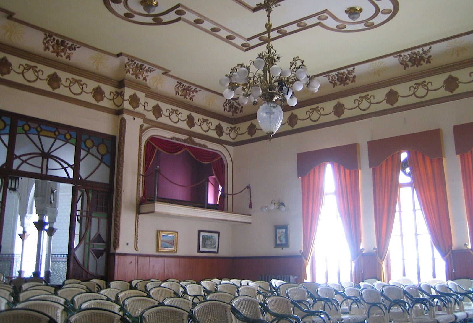 El Saló Daurat de la Gallera, acull el Festival poètic Alzira, l’illa de la lectura | Wikimedia Commons