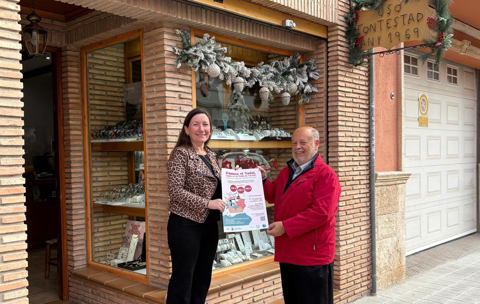 El regidor de Comerç de la Pobla de Farnals,  Ferran Ortolà, repartint cartells de la campanya 'Il·lumina Nadal'