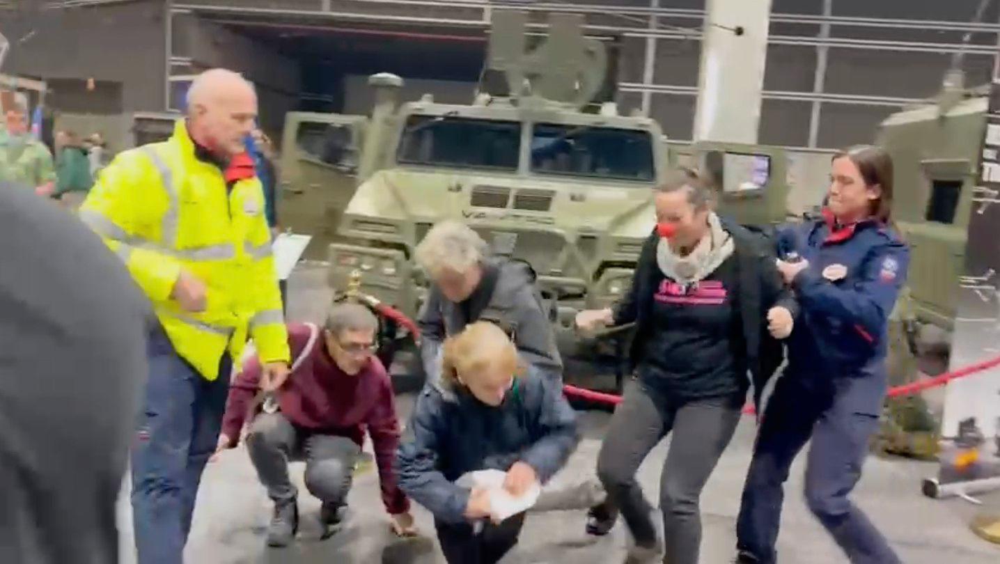 Policia i seguretat privada van espentar i arrancar material amb violència als activistes