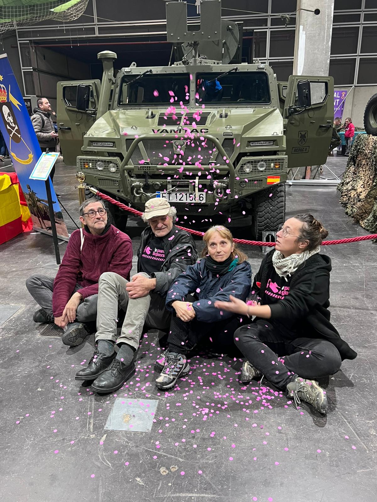 Asseguda de protesta davant l'estand de l'Exèrcit a Expojove