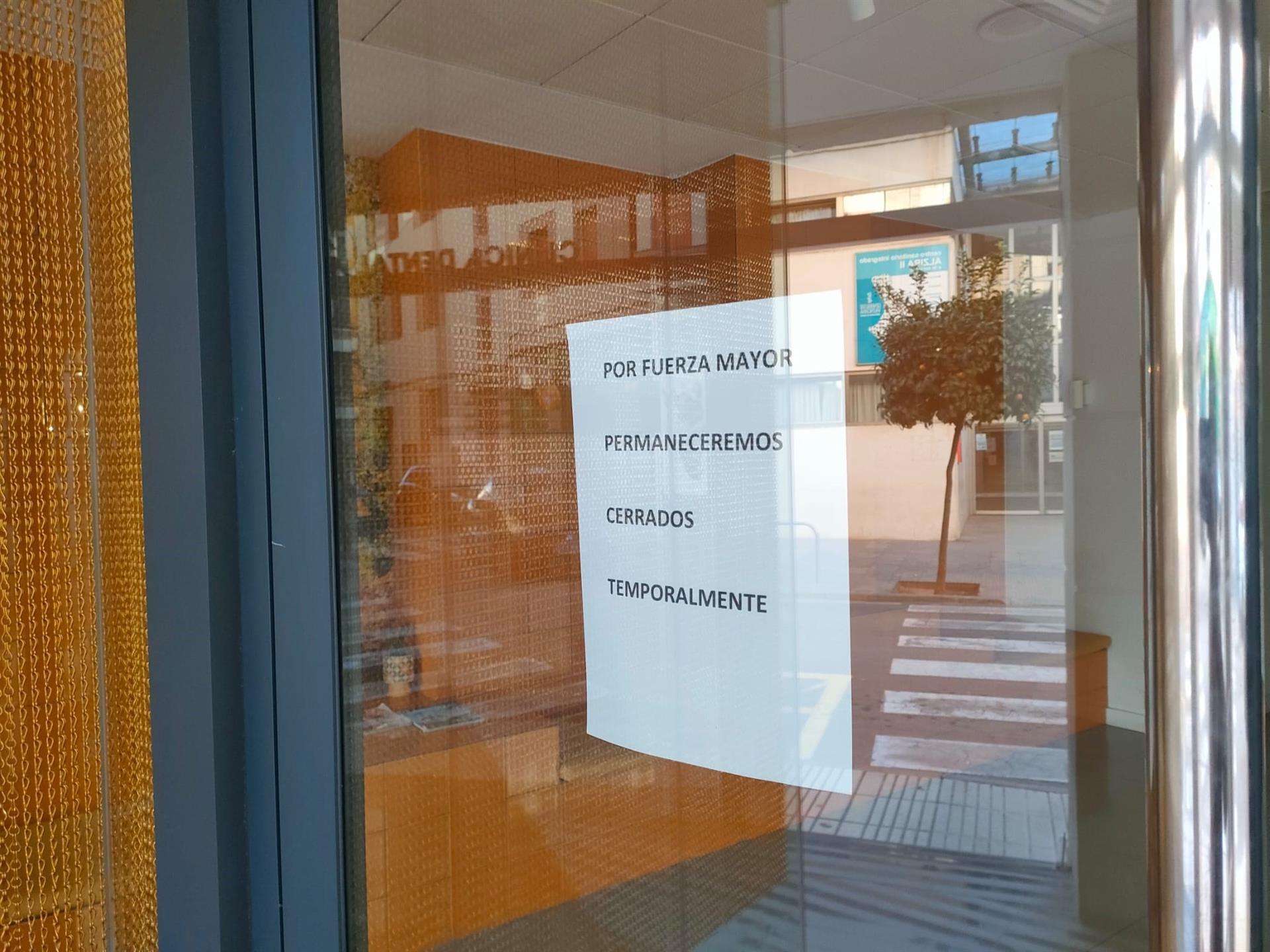 Cartell en la clínica dental on va ser tractada la menor morta | EP