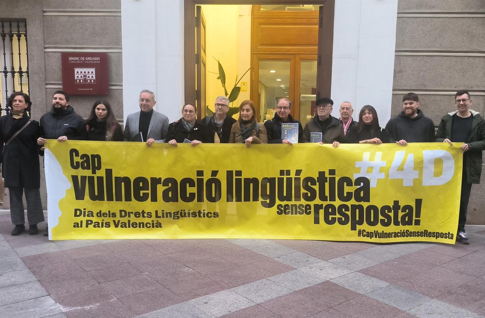 Entitats presenten informe sobre vulneracions de drets lingüístics a la seu del Síndic de Greuges, a Alacant | EP