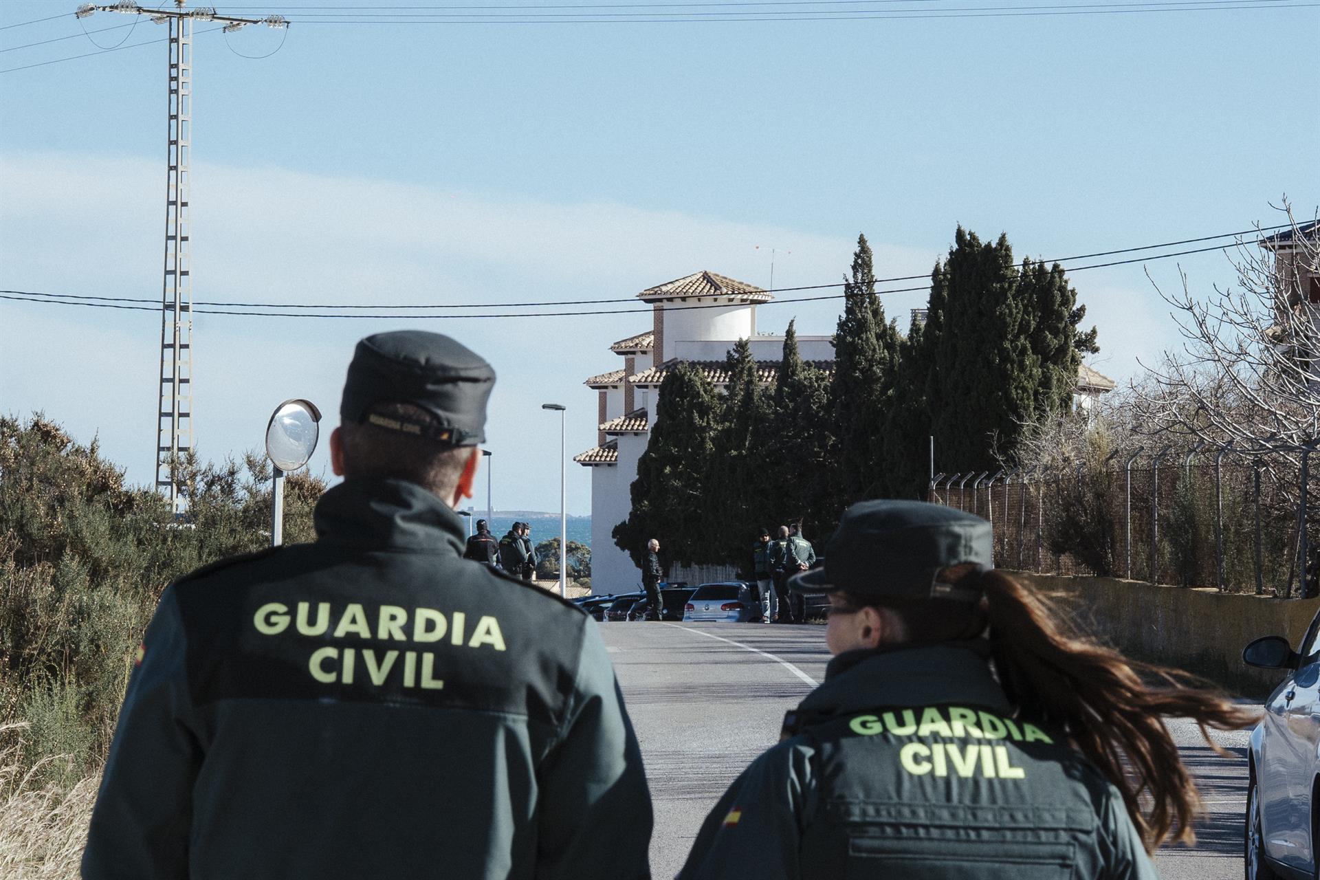 Dispositiu de la Guàrdia Civil al voltant d'un habitatge de la Marina, a Elx, per a la detenció dels dos presumptes autors d'un doble homicidi | Roberto Plaza | EP