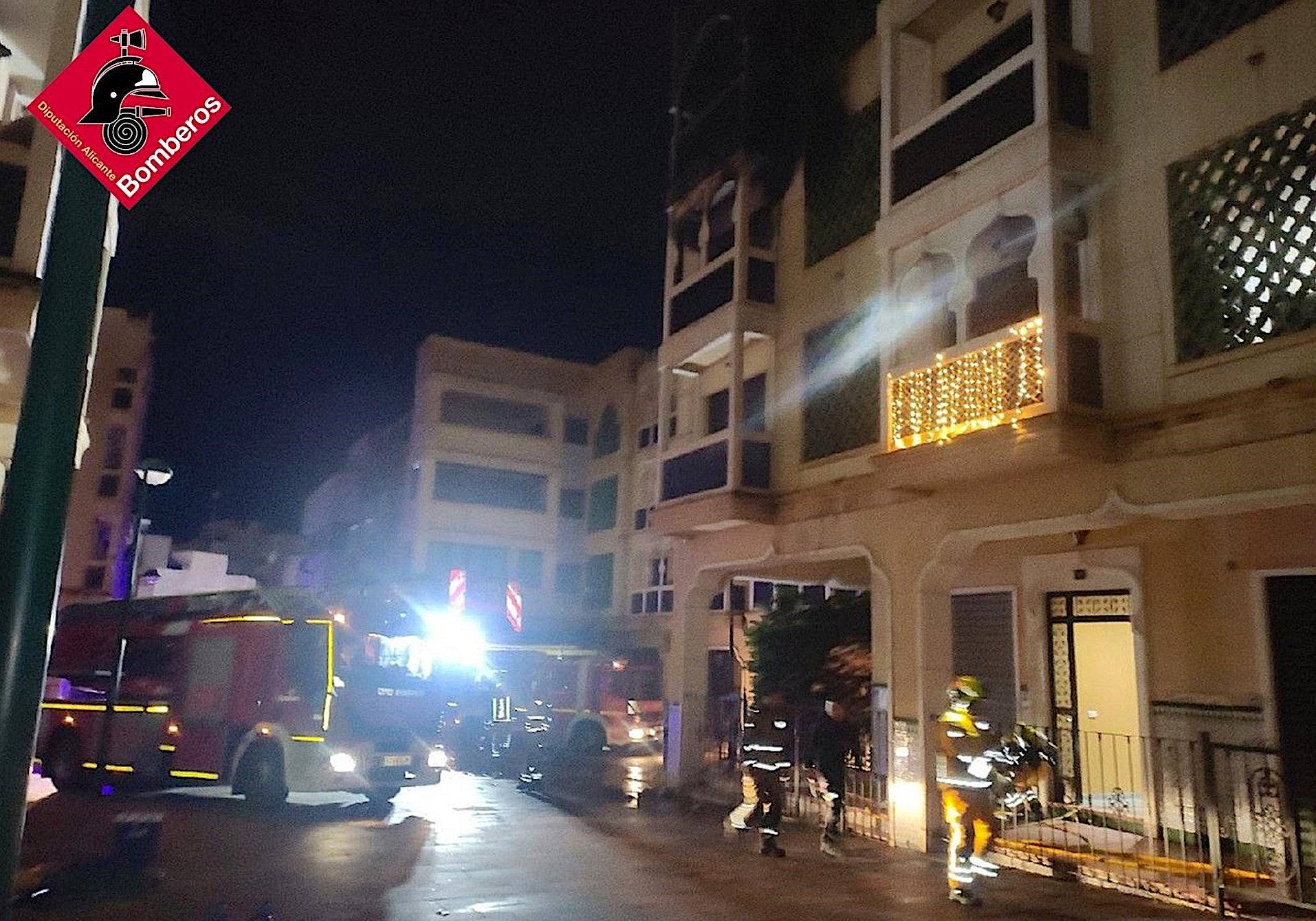 Efectius del Consorci de Bombers d'Alacant treballant en l'extinció de l'incendi d'un habitatge a Crevillent