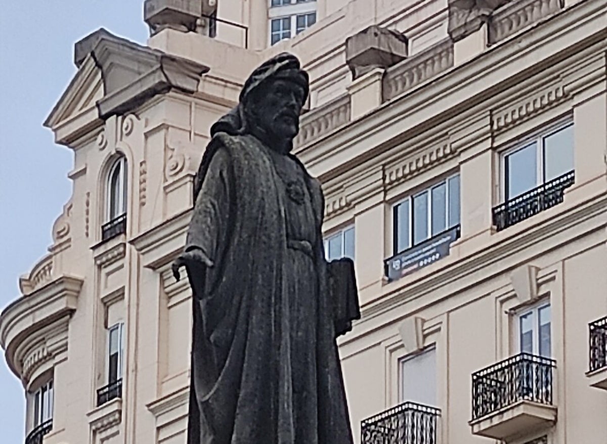 L'estàtua de Francesc de Vinatea, per ara, es manté davant de l'Ajuntament de València