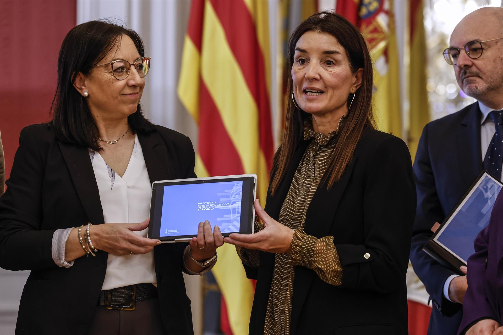 La presidenta de Les Corts de València, Plans Massó, rep de la consellera d'Hisenda i Economia, Ruth Merino, el projecte de Llei de Pressupostos 2025, en Les Corts, a 20 de març de 2025, a València | EP