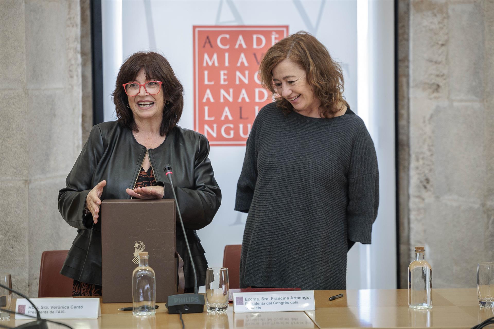 La Presidenta del Congrés espanyol, Francina Armengol, i de L'AVL, Verònica Cantó, signen un conveni de col·laboració