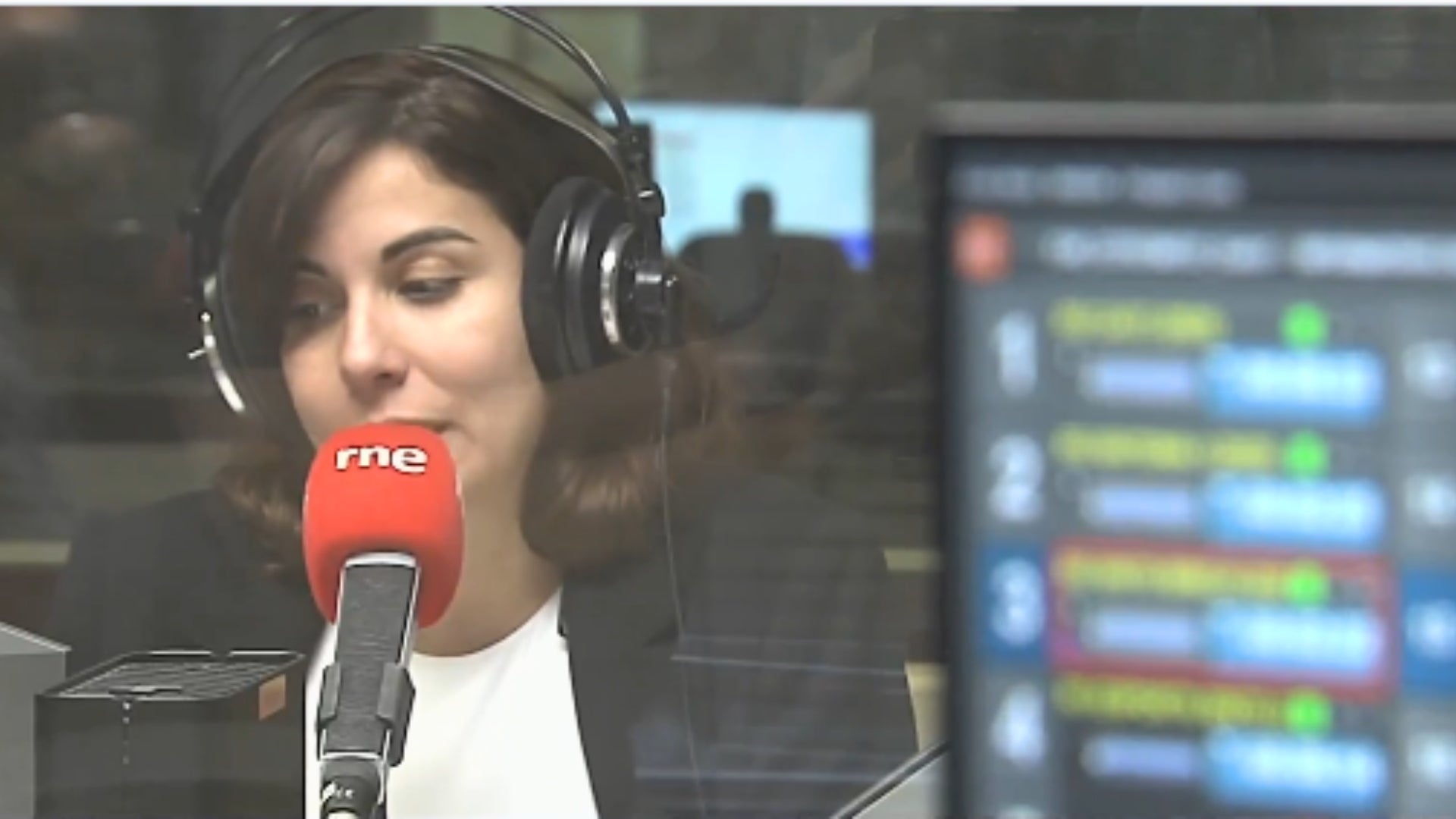 Paula Varella és una de les periodistes de de l'informatiu. RNE.