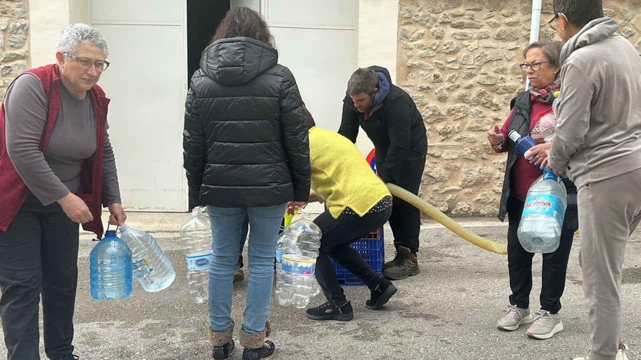 Veïnat de La Vall de Laguar omplin garrafes d'aigua procedent d'un camió cisterna. Ajuntament de la Vall de Laguar
