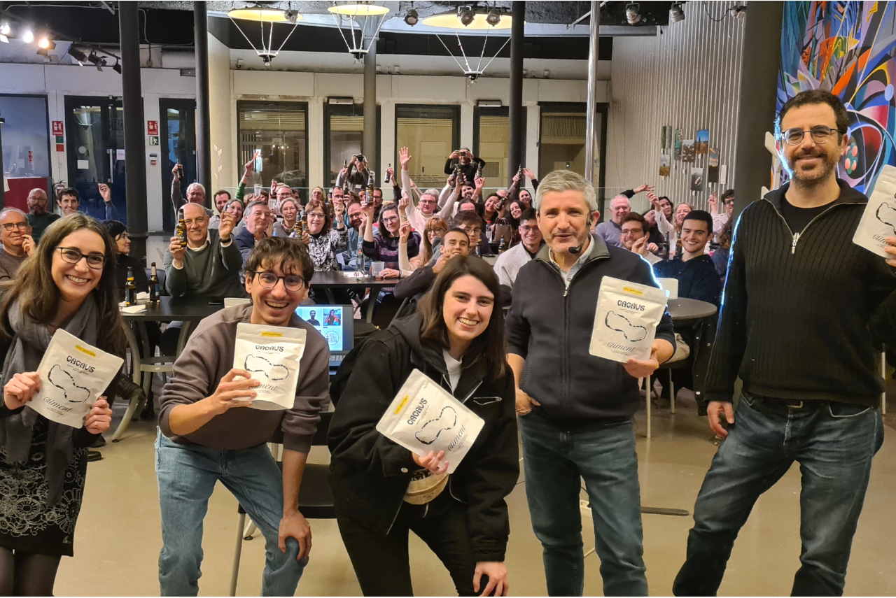 Moisès Vizcaino (editor / Grup La Veu PV), Joan Canela (periodista / Diari La Veu PV), Francesc Herrera (ciència de dades / La Directa), Martina Cendoya (statistics / IVIA) i Aina Koda.