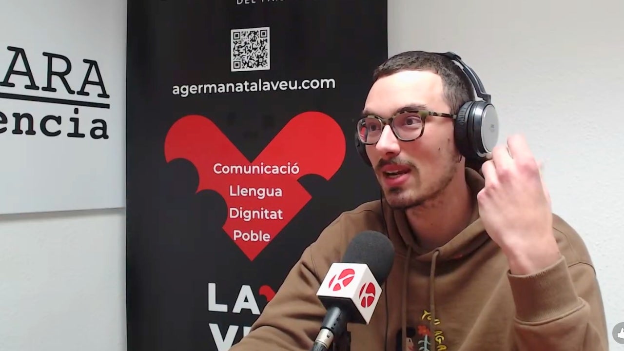 Julio Cebolla als estudis de Ràdio Klara, València