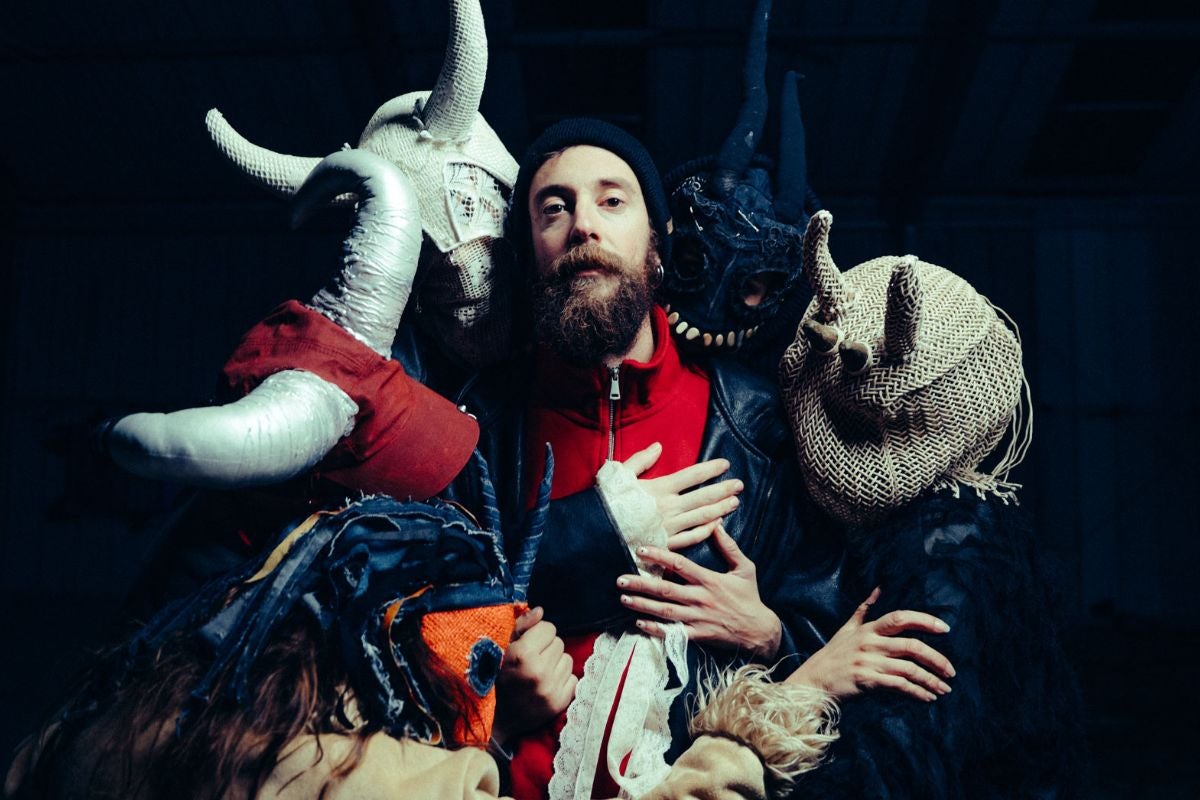 L'artista de Pego es fa un crit per la tendressa i l'amor al col·lectiu. Propaganda pel fet.