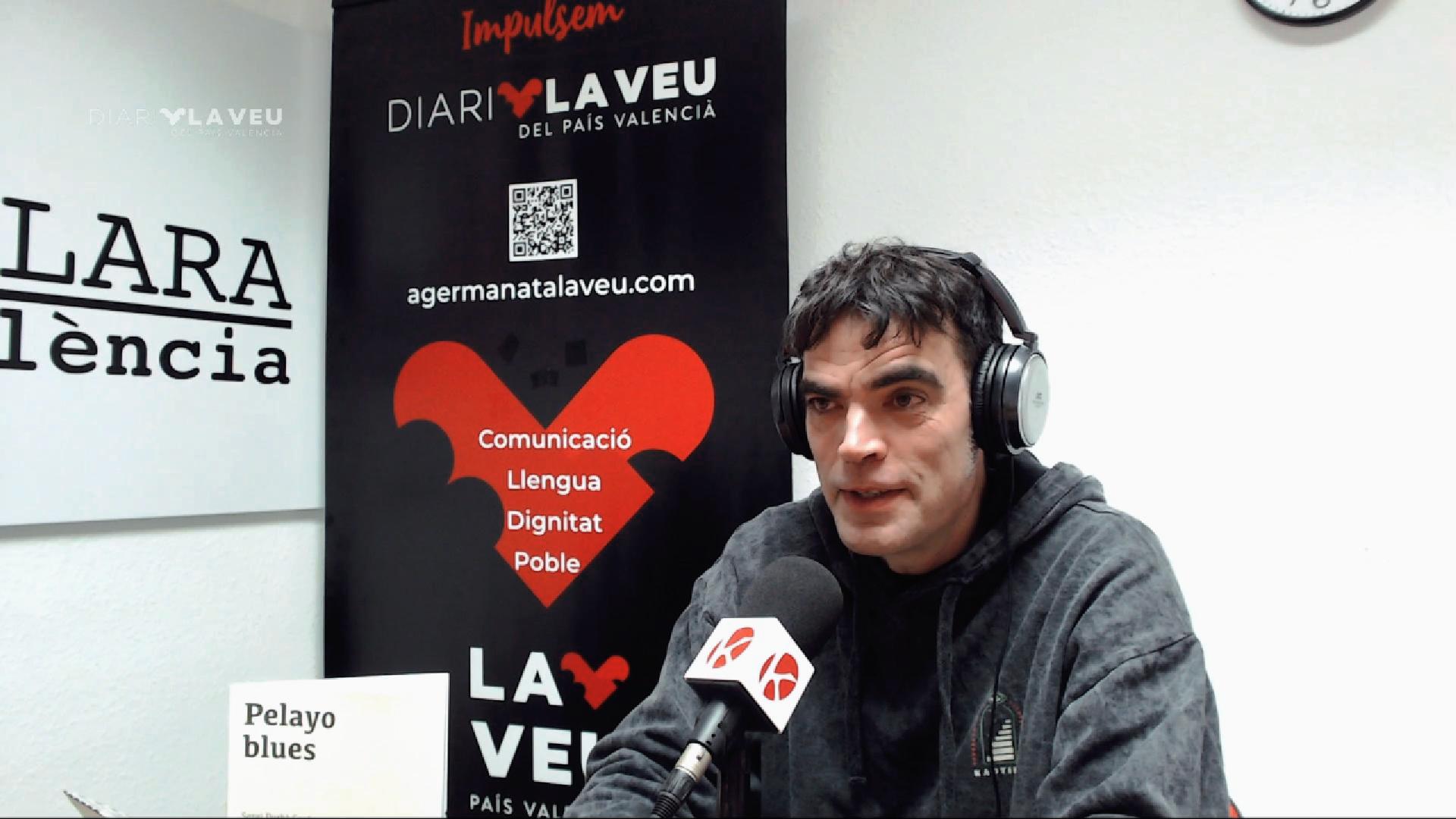 Sergi Durbà als estudis de Ràdio Klara durant l'entrevista que es va gravar el dimecres 21 de gener de 2026.