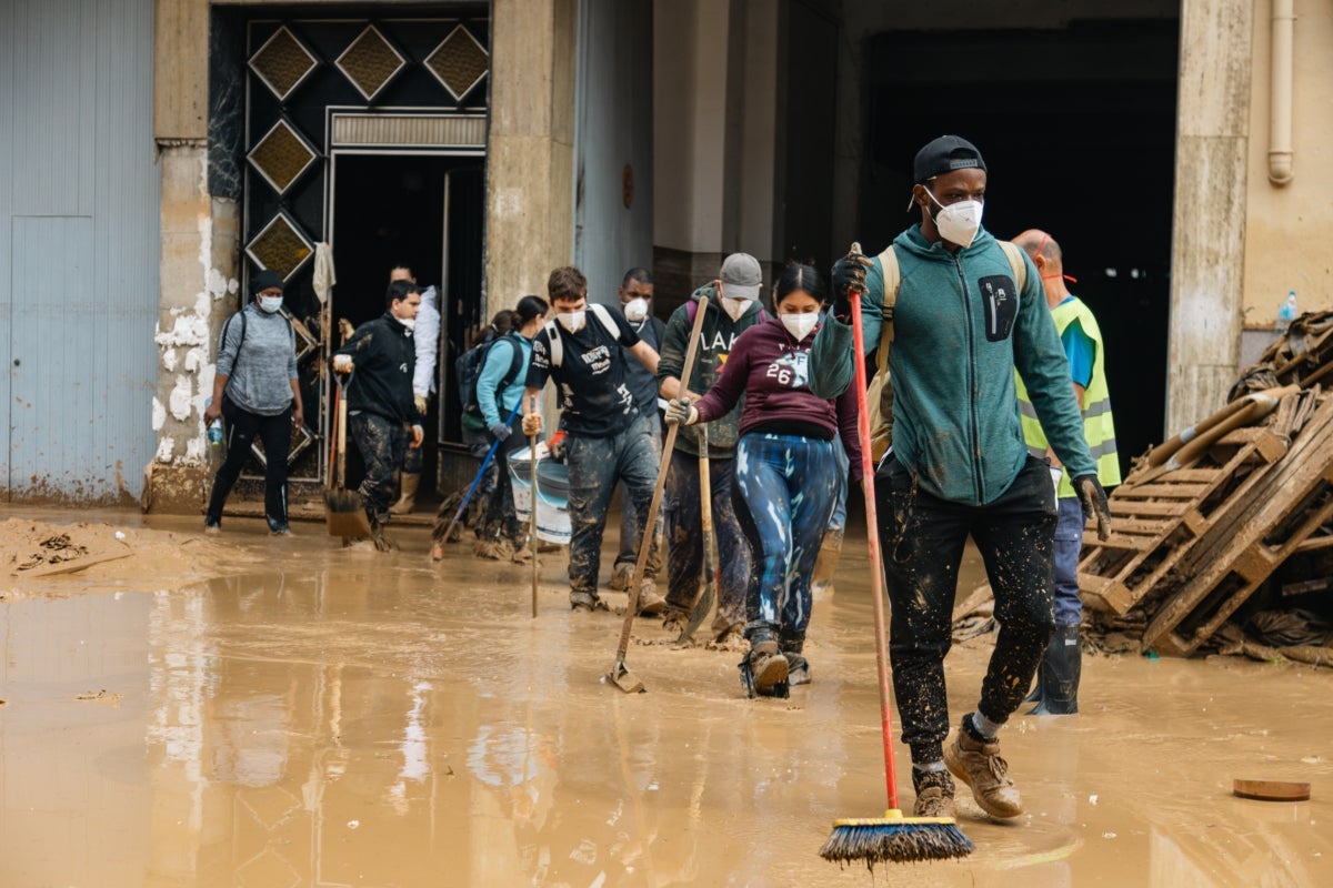 Persones de diferents orígens ajudant en les tasques de neteja després de la dana del 29 d'octubre del 2024 | Lluís Martí | DLV