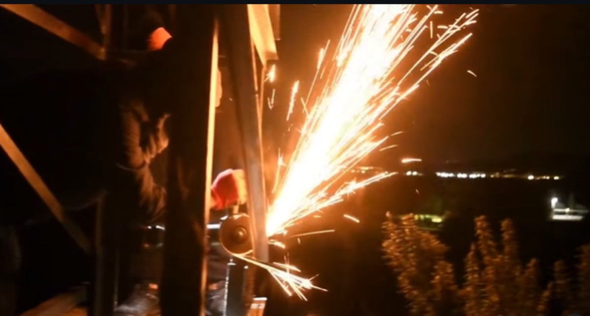 Moment en què un activista talla les biques que subjecten el bou amb una radial. FOTO: Arran