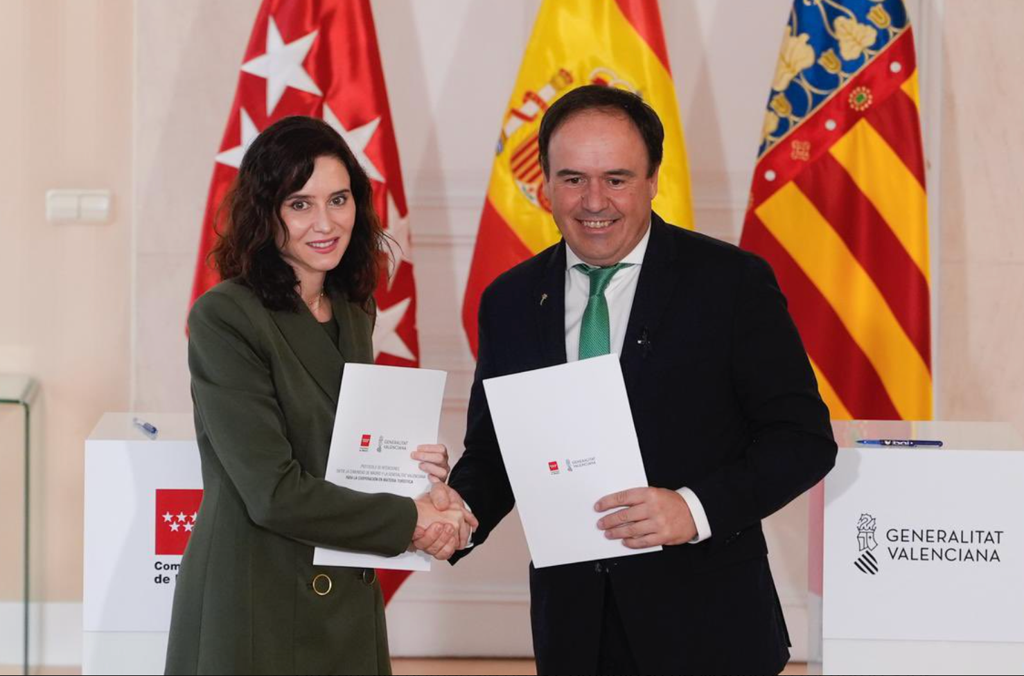 La presidenta de la Comunitat de Madrid, Isabel Díaz Ayuso, i el president de la Generalitat Valenciana, Juan Francisco Pérez Llorca | EP