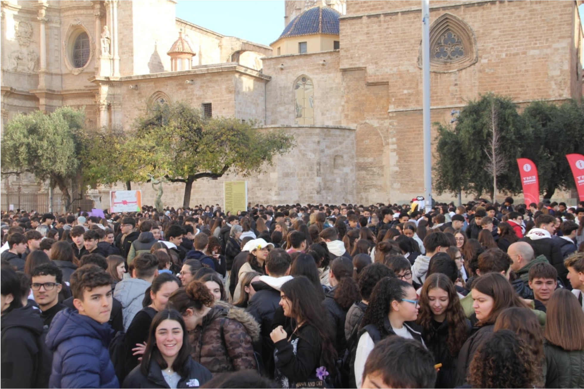Participants en la Valencianada 2025 a la plaça de la Reina de València