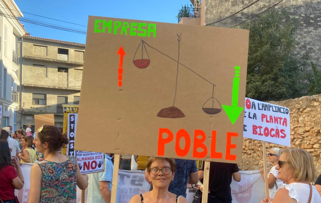 Manifestació a Llutxent (la Vall d'Albaida) contra la gestió de la planta de biogàs, el 2024