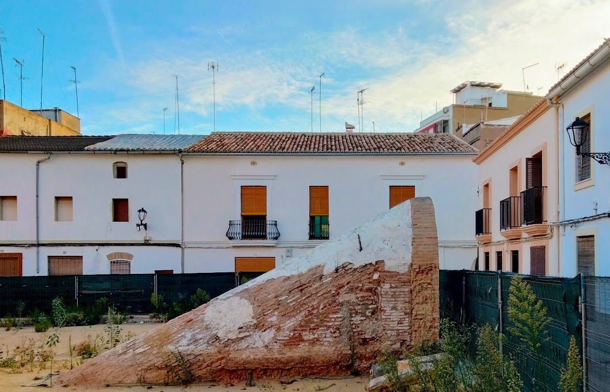 Cisterna de Quart de Poblet. Actualment, s'està reformant l'espai on està situada la cisterna, a la plaça de l'Església | Francesc Ferre