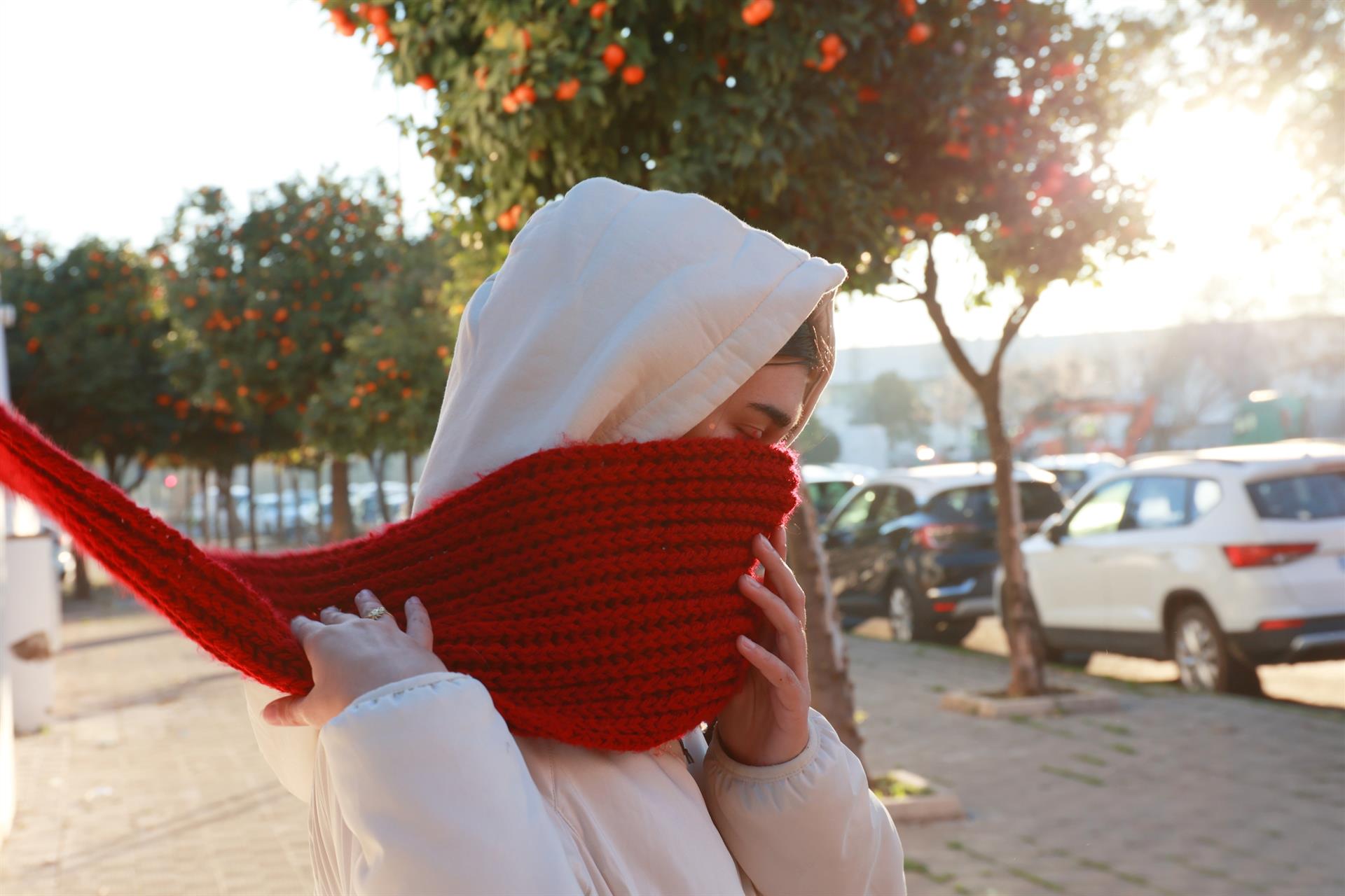 Una persona s'abriga per a protegir-se del fred | Rocío Ruz | EP