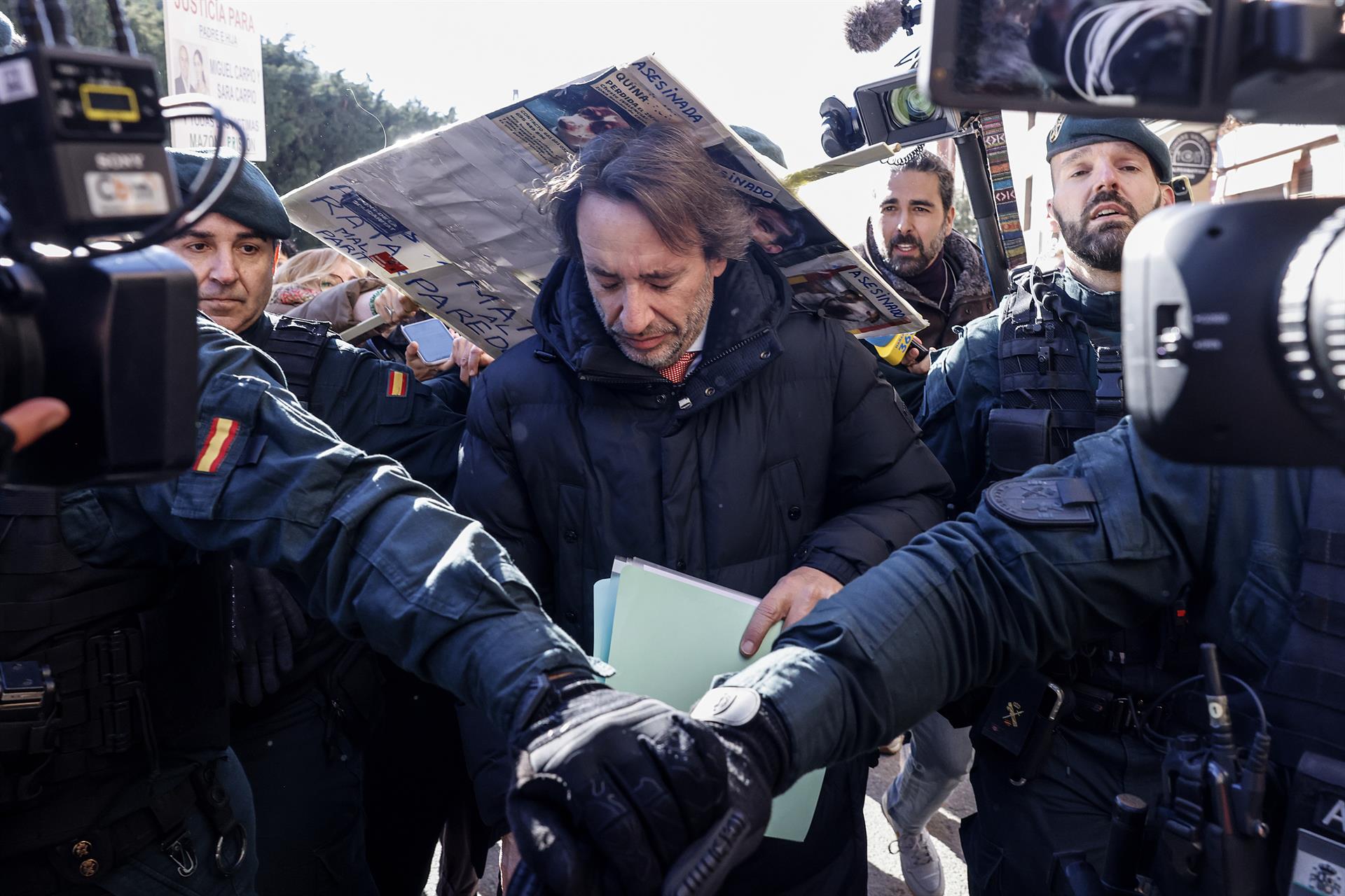 José Manuel Cuenca ix del jutjat escortat per la Guàrdia Civil i rep un colp amb una pancarta | Rober Solsona | EP