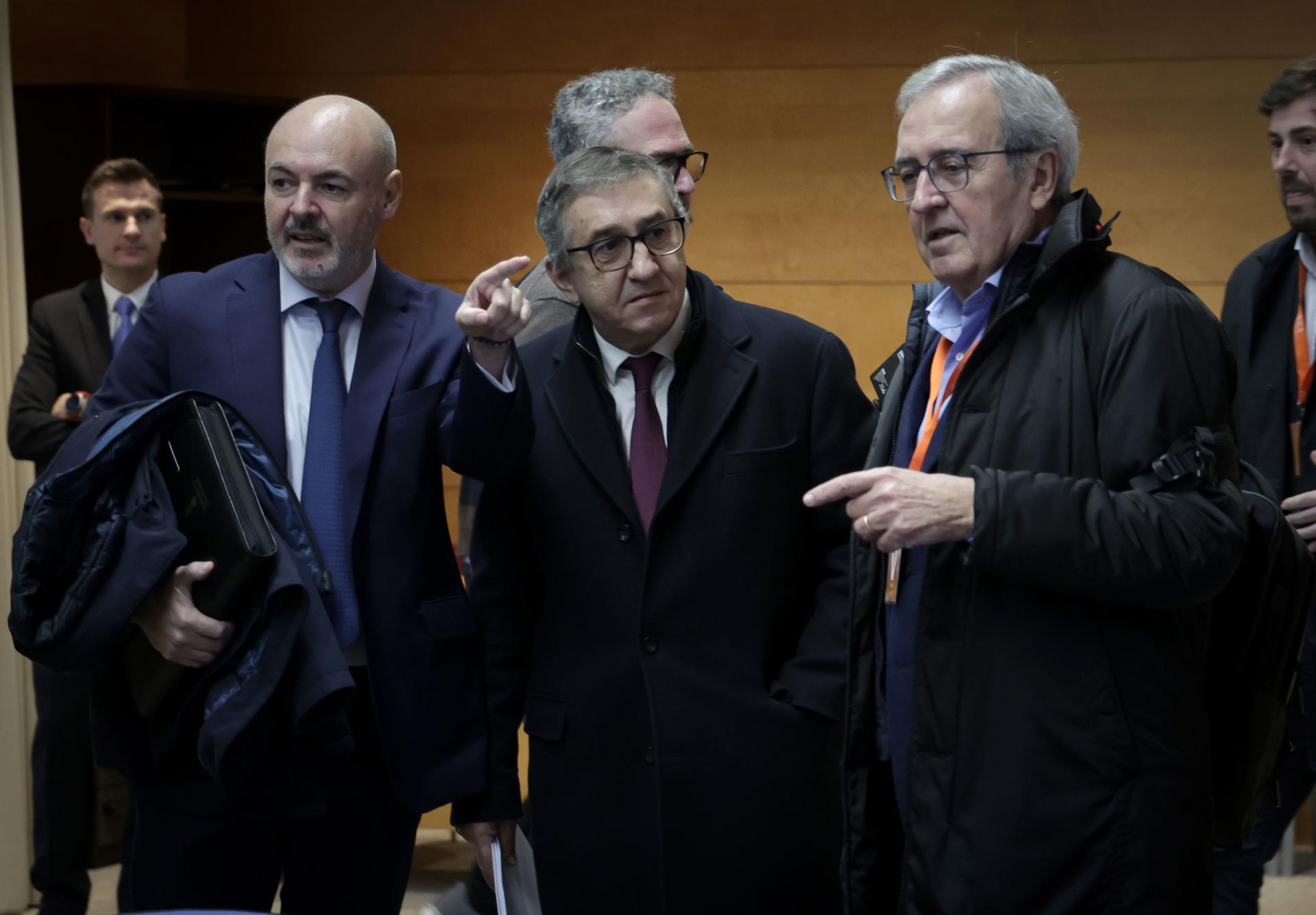 El conseller d'Economia i Hisenda, J. Antonio Rovira, i el director de l'Ivie, Francisco Pérez, en la comissió mixta Consell-Corts sobre finançament | José Cuéllar | EP