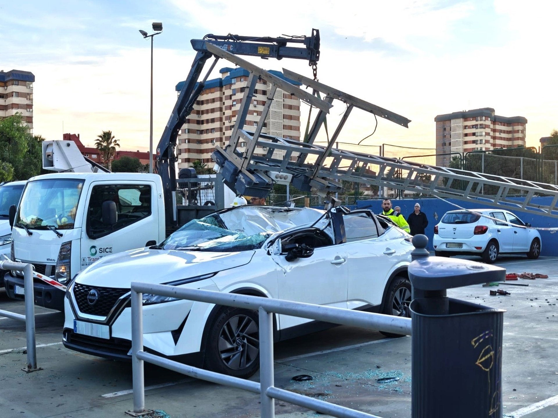El vent provoca la caiguda d'una torre elèctrica del pavelló Florida Babel d'Alacant | EP