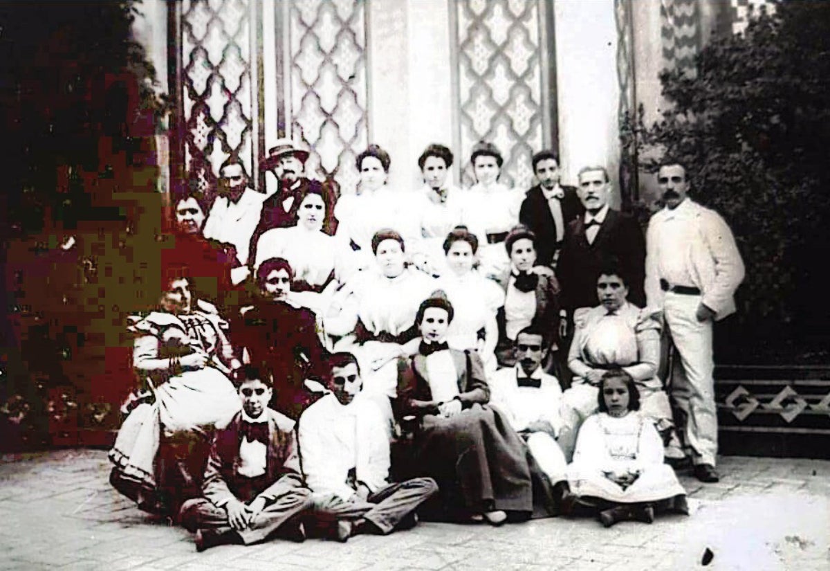 Retrat de família dels Nolla-Sagrera. Miquel amb barret i Juana asseguda a l'esquerra del tot