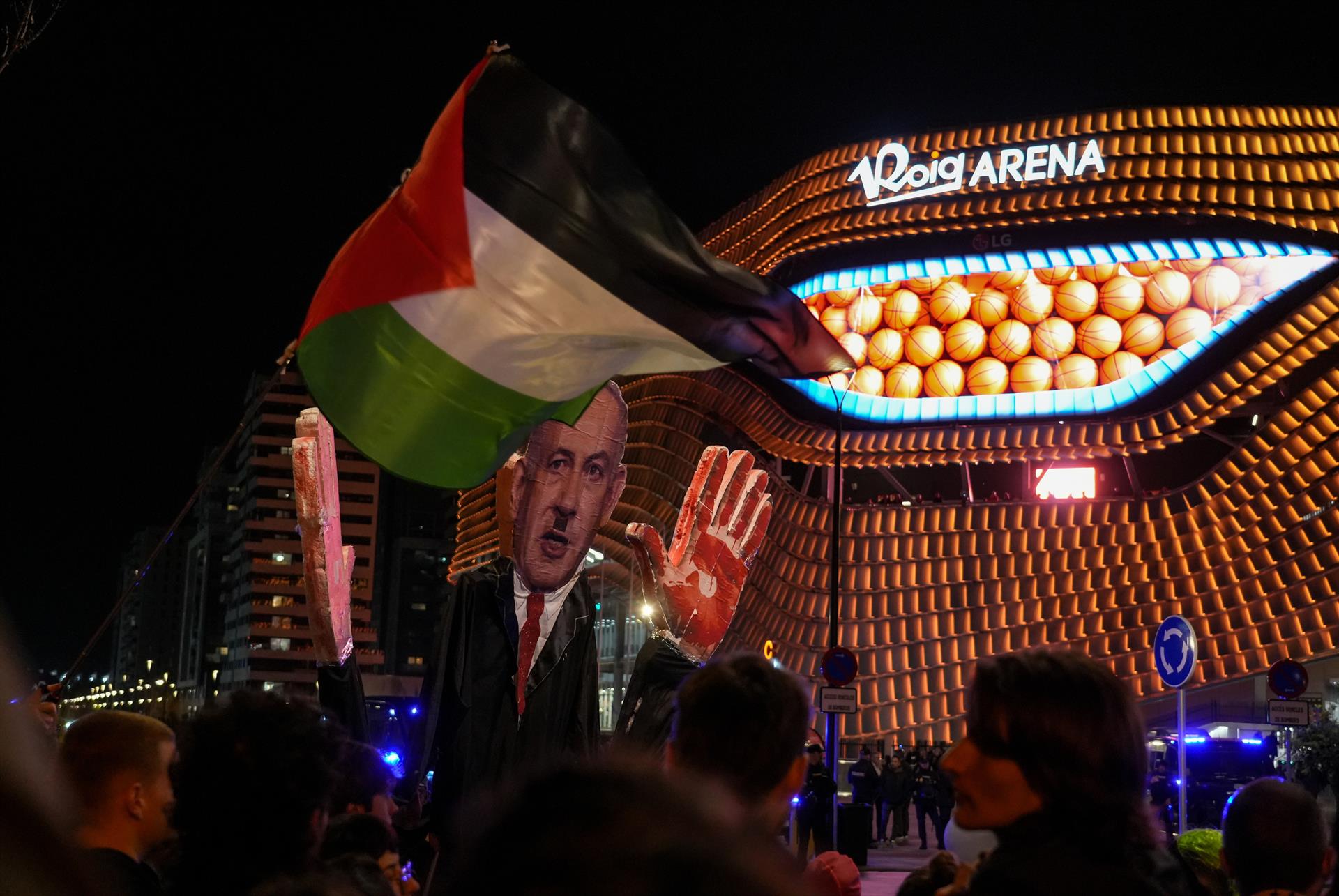 Un Netanyahu gegant, amb les mans tacades de sang, davant del Roig Arena