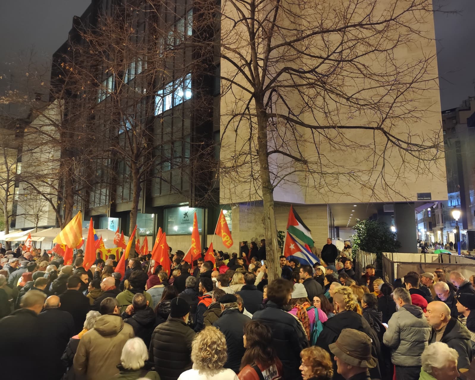Centenars de persones s'han concentrat davant del consolat dels EUA a València