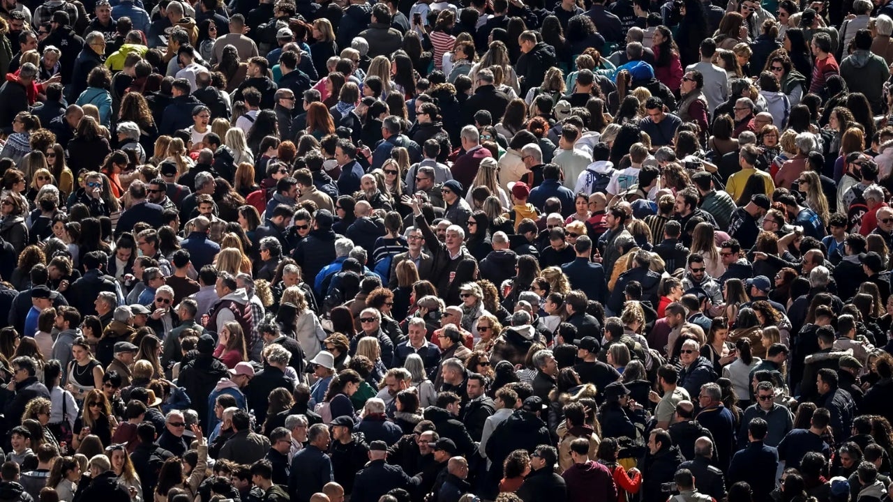 Un senyor saluda entre la multitud en la tercera mascletà oficial de les Falles 2023 disparada en la plaça de l'Ajuntament. EFE Biel Aliño.