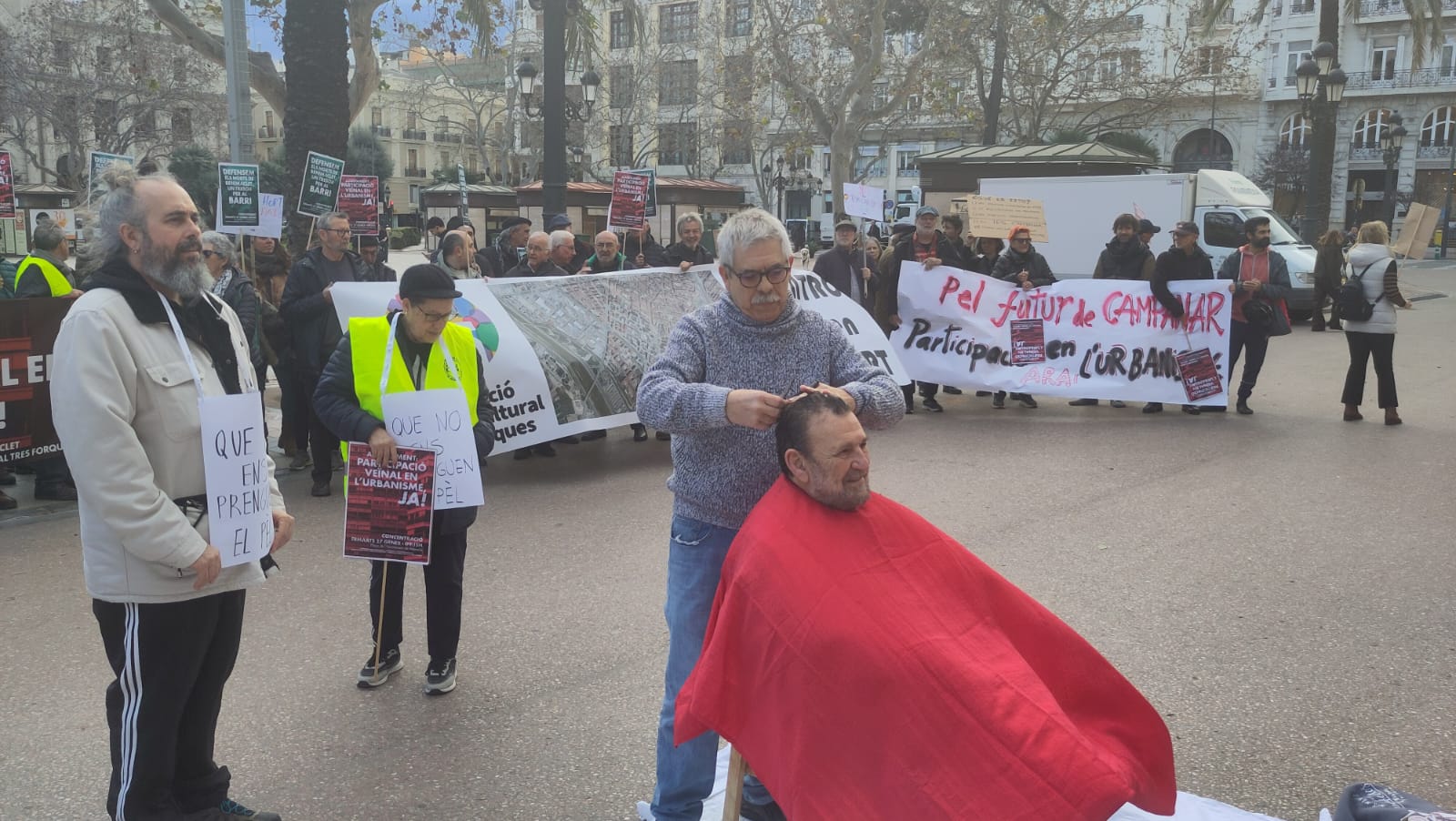 Un centenar de persones s'han concentrat coincidont amb el Ple de l'Ajuntament de València i han organitzat una performance