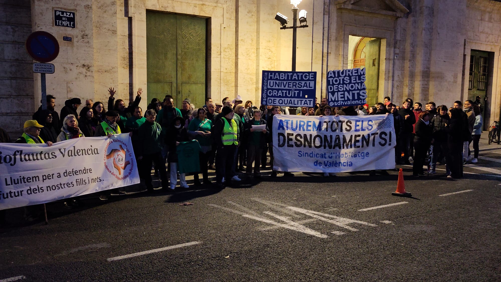 Un centenar de persones van concentrar-se ahir d'urgència davant de la Delegació del Govern espanyol al País Valencià