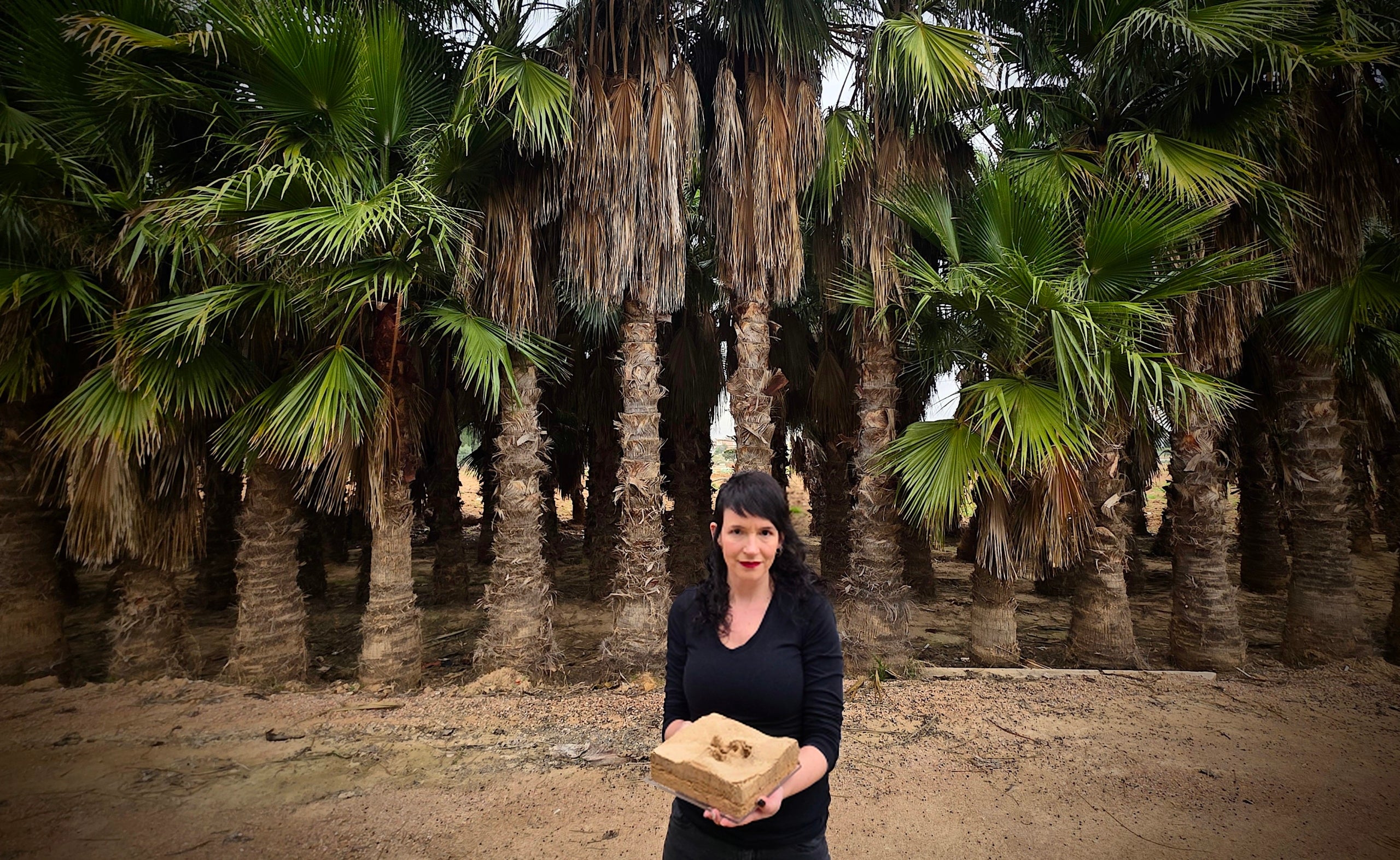 Lluci Juan a Paiporta, amb una de les peces del seu projecte 'Paiporta, Memòria del fang' | Foto Jesús Císcar
