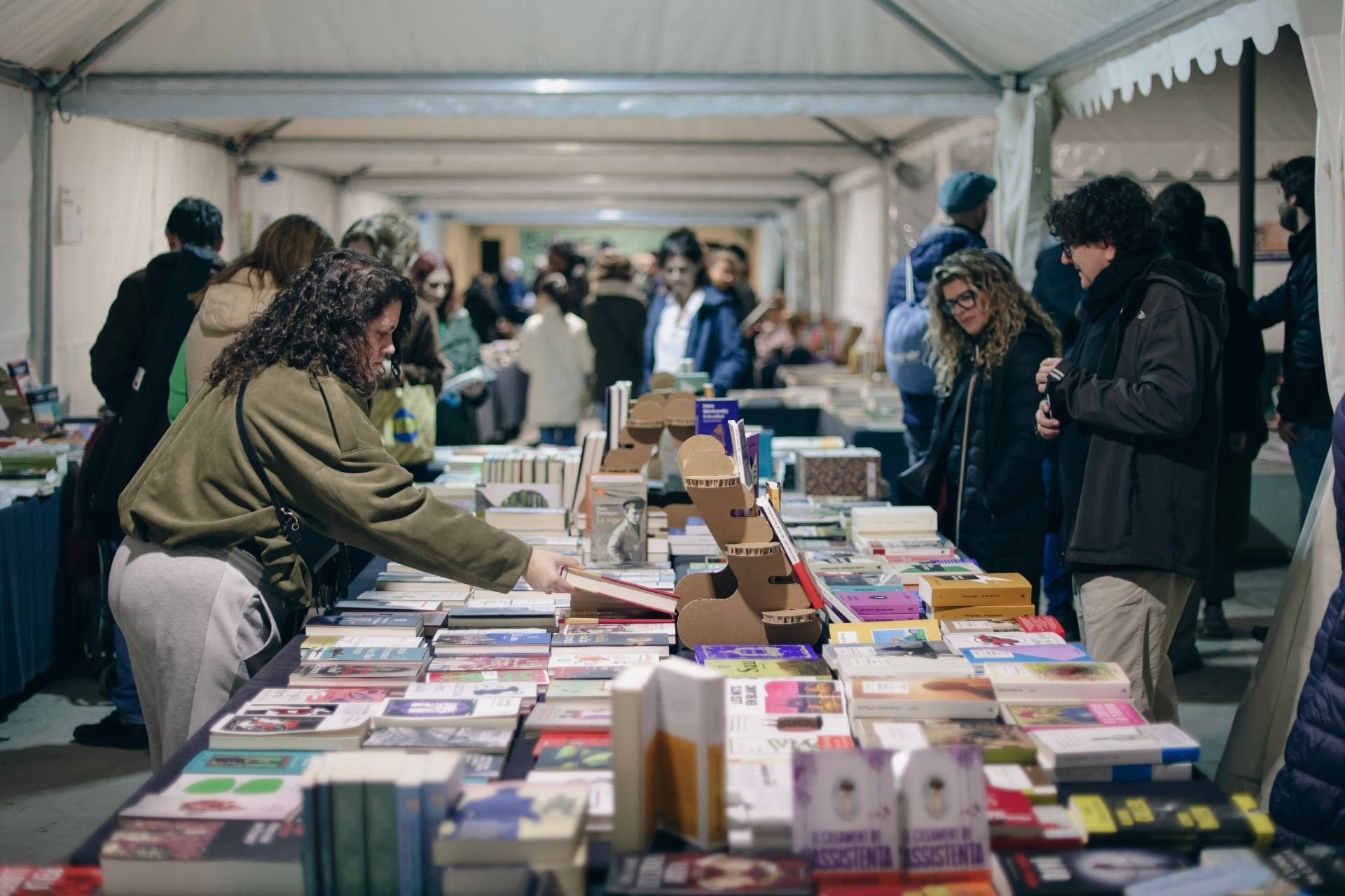 23/02/2026 Plaça del Llibre d'Alacant 2026.

La Plaça del Llibre d'Alacant ha cerrado su décima edición con una participación de 4.000 personas, una cifra que, según los organizadores, 'consolida el acontecimiento como una cita cultural de referencia en la ciudad y que evidencia su crecimiento sostenido en número de lectores, entidades colaboradoras e instituciones públicas implicadas'.

CULTURA 
PLAÇA DEL LLIBRE D'ALACANT